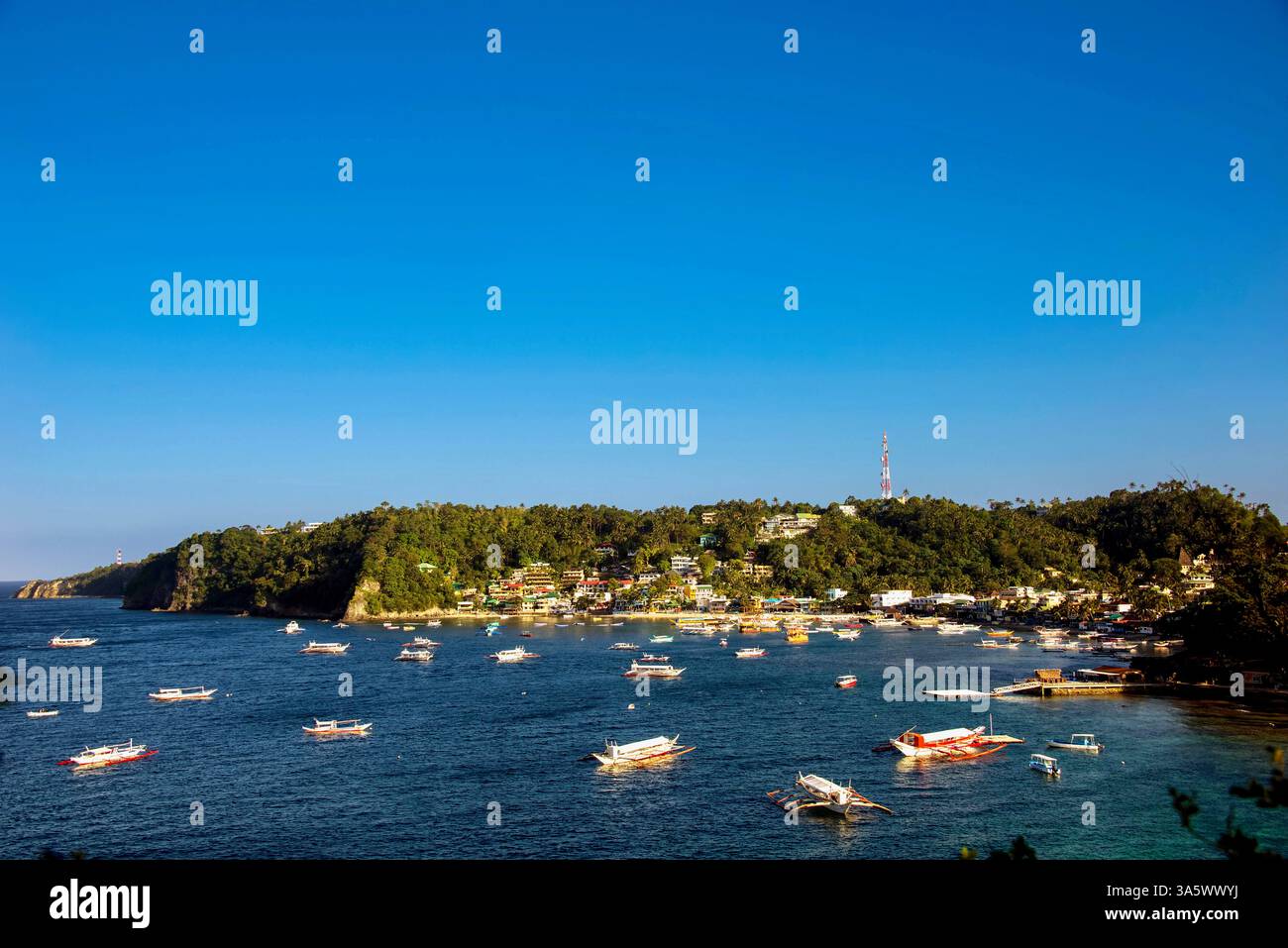 Die Boote liegen in der Sabang-Bucht von PUERTO GALERA, den PHILIPPINEN Stockfoto