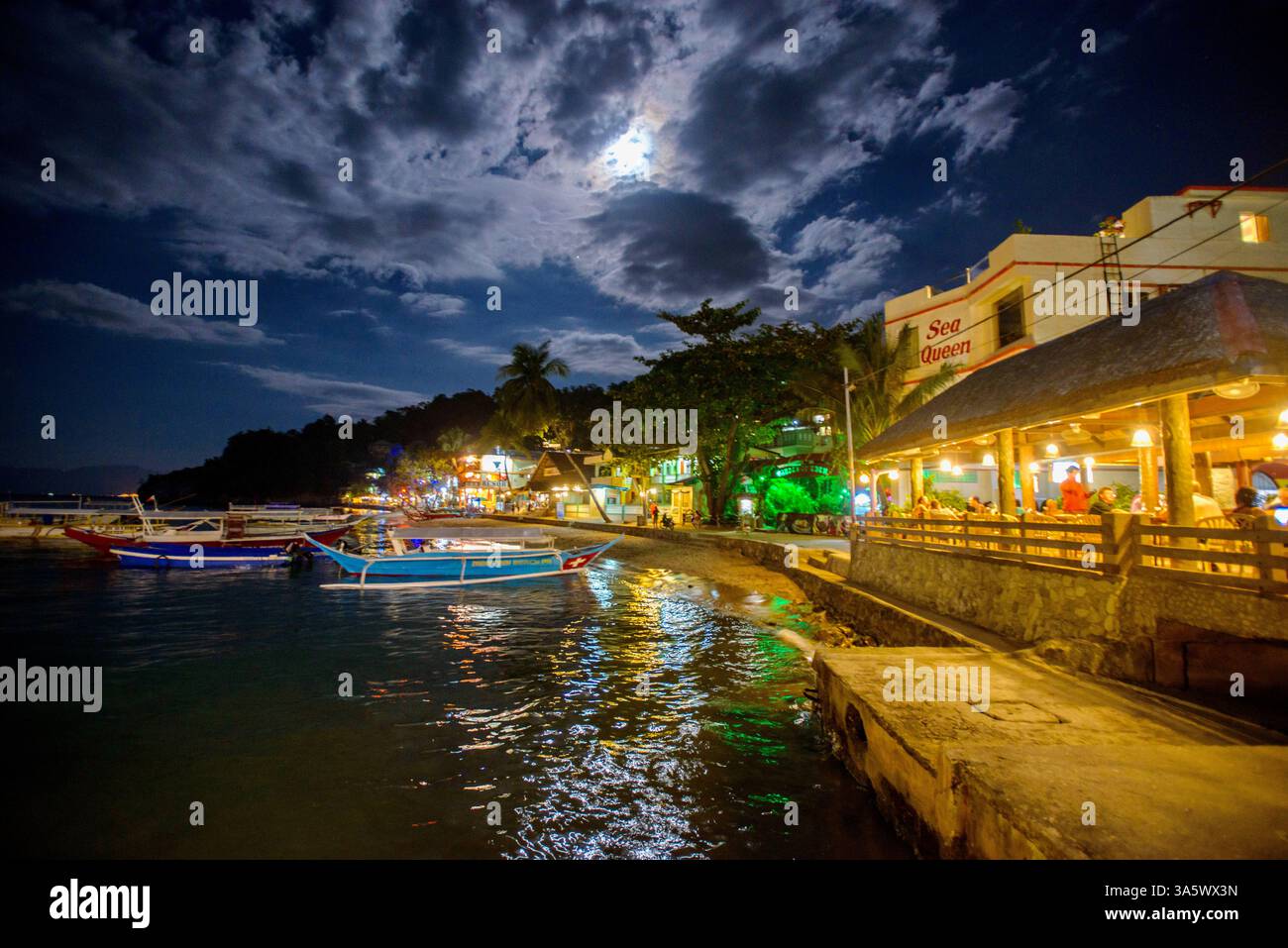 Die Boote liegen in der Sabang-Bucht von PUERTO GALERA, den PHILIPPINEN Stockfoto