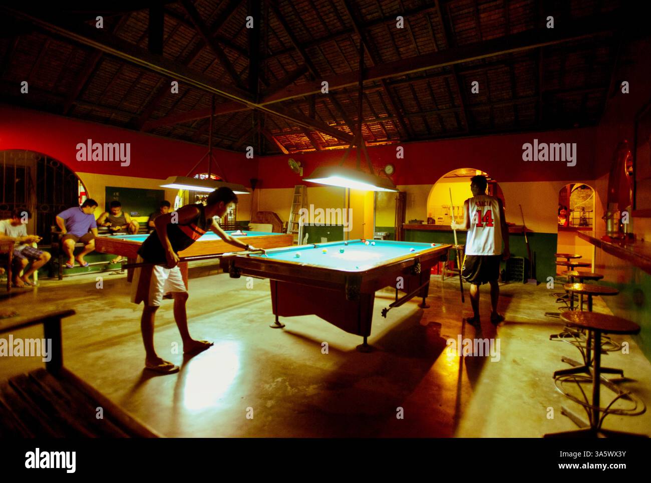 Anwohner können Billard in der Billardhalle in Sabang, PUERTO GALERA, auf den PHILIPPINEN spielen Stockfoto