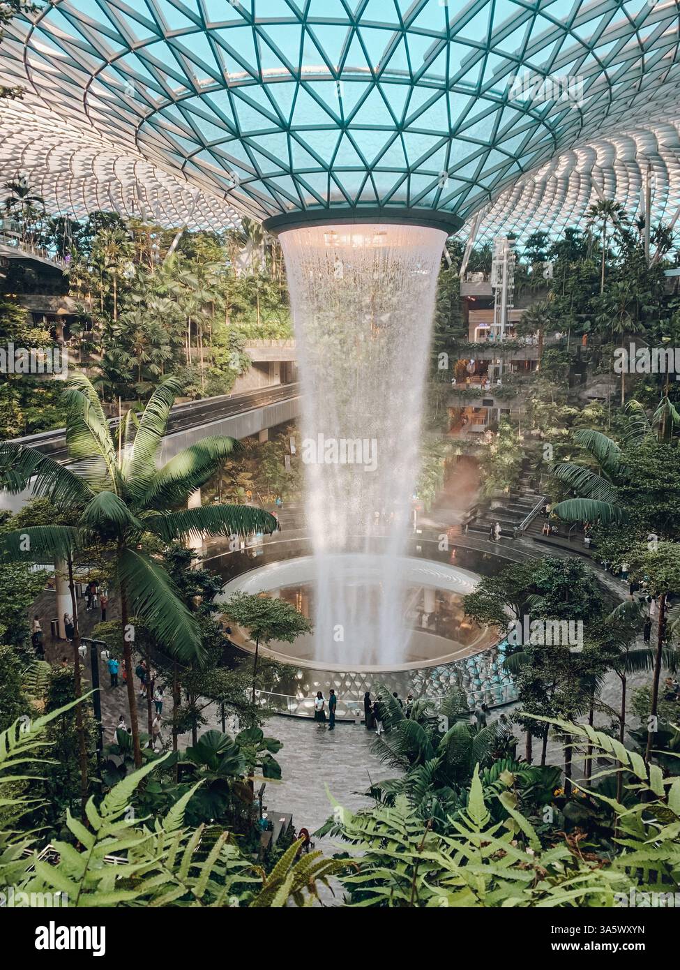 Das Juwel am Flughafen Changi – atemberaubender Indoor-Wasserfall und üppiges Grün - Smartphone-aufgenommenes Stockfoto
