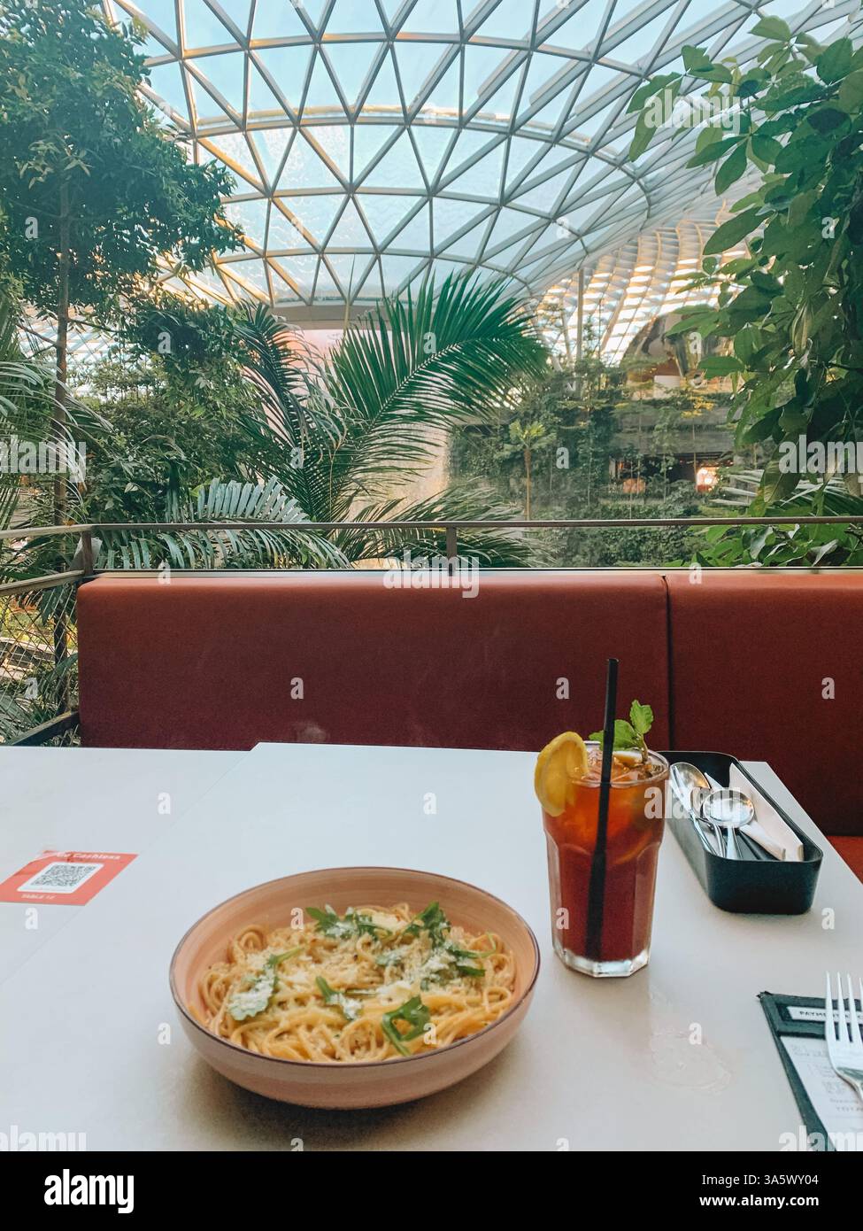 Das Juwel am Flughafen Changi – atemberaubender Indoor-Wasserfall und üppiges Grün - Smartphone-aufgenommenes Stockfoto