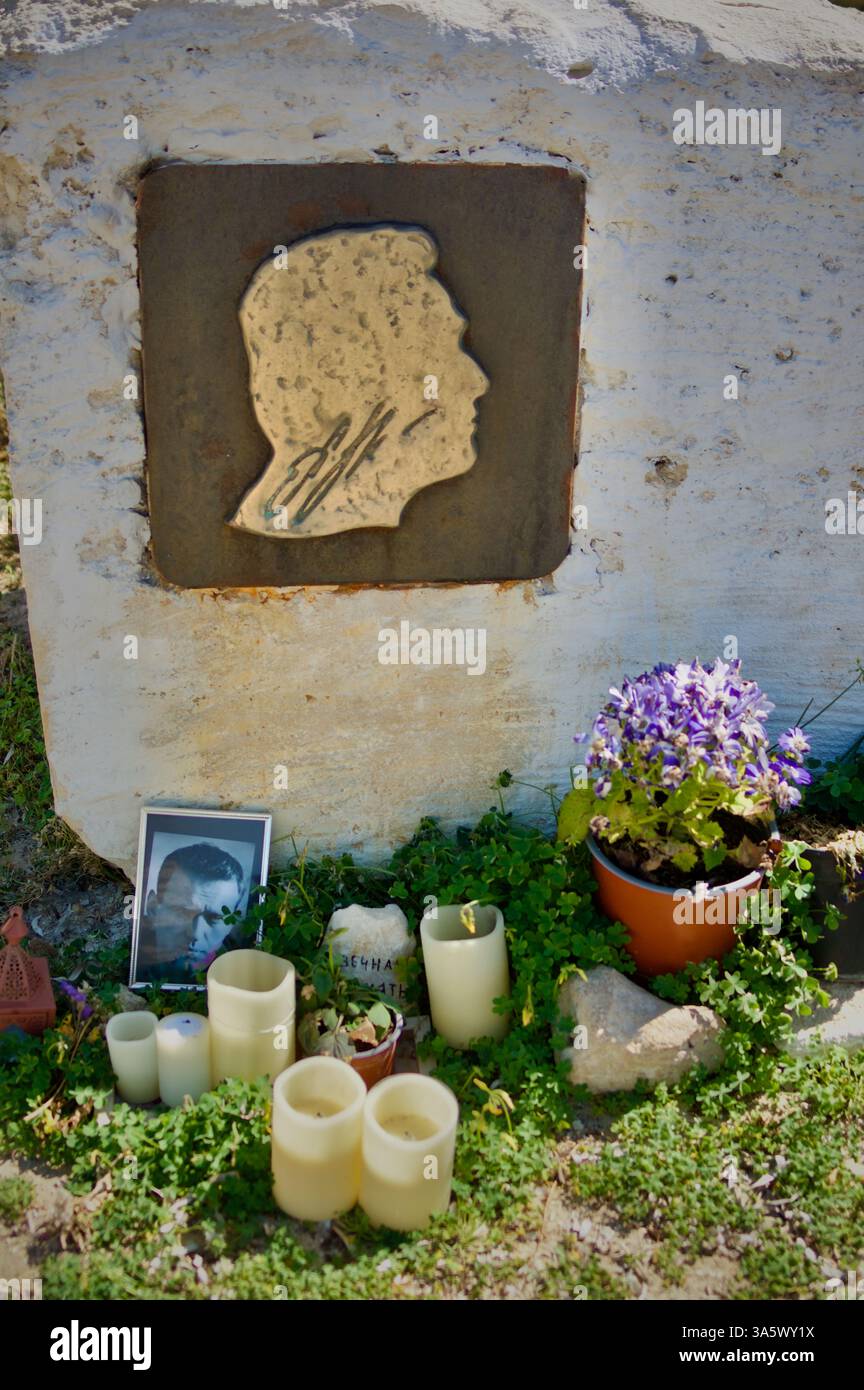 Navalny Memorial mit Blumen, Kerzen und gravierter Silhouette auf rustikalem Hintergrund Stockfoto