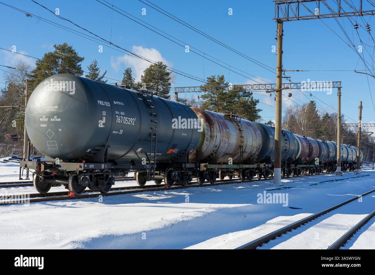 Öltankwagen auf der Bahn an einem Wintertag. Stockfoto