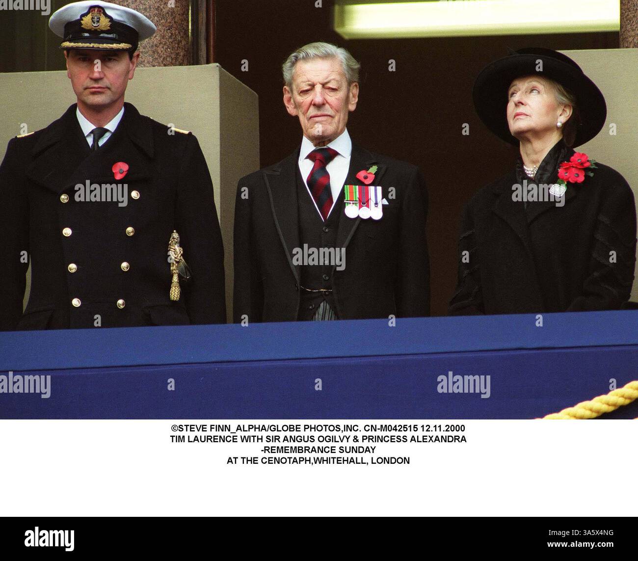 12. NOVEMBER 2000 - LONDON, GROSSBRITANNIEN - Â STEVE FINN_ALPHA/ CN-M042515 12.11.2000.TIM LAURENCE MIT SIR ANGUS OGILVY & PRINZESSIN ALEXANDRA.-REMEMBLECE SONNTAG. IM CENOTAPH, WHITEHALL, LONDON (Foto: © Globe Photos/ZUMAPRESS.com) Stockfoto