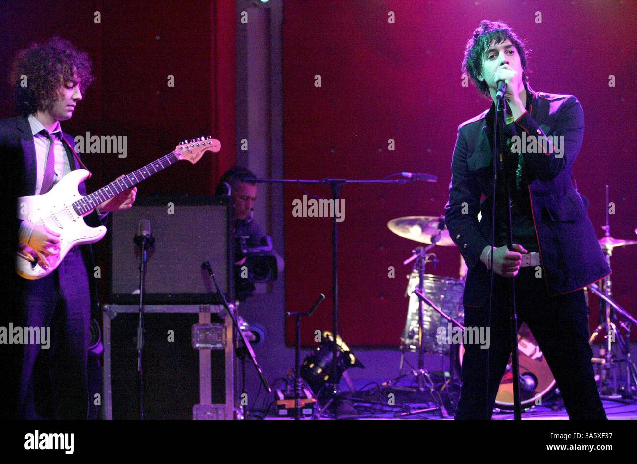 4. Dezember 2003 - London, Großbritannien - K34449.JULIAN CASABLANCAS ''THE STROKES''. "FREITAG ABEND MIT JONATHAN ROSS" - TV-SHOW, LONDON. 12.04.2003.©ELLIS O'BRIEN/linkUK/(Bild: © Globe Photos/ZUMAPRESS.com) Stockfoto