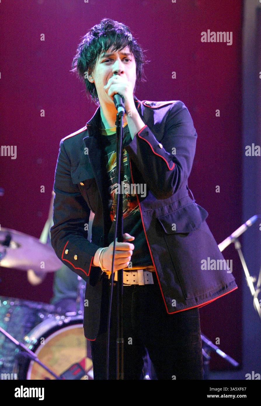 4. Dezember 2003 - London, Großbritannien - K34449.JULIAN CASABLANCAS ''THE STROKES''. "FREITAG ABEND MIT JONATHAN ROSS" - TV-SHOW, LONDON. 12.04.2003.©ELLIS O'BRIEN/linkUK/(Bild: © Globe Photos/ZUMAPRESS.com) Stockfoto