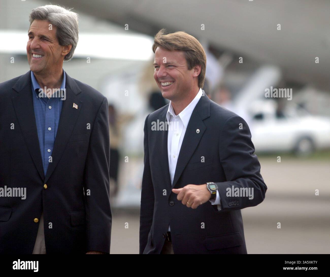 Juli 2004; Raleigh, NC, USA; SenatorsJOHN KERRY (L) und JOHN EDWARDS kommen am Samstag, den 10. Juli 2004, im Rahmen eines Wahlkampfs am Raleigh Durham Airport in Raleigh an. Kerry ernannte Edwards als seinen Vizepräsidenten in Kerrys Präsidentschaftskandidaten. Stockfoto