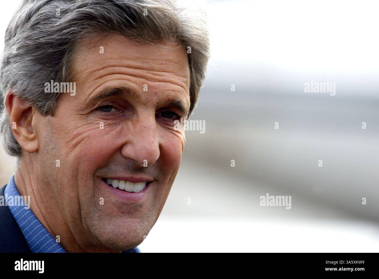 Juli 2004; Raleigh, NC, USA; Senator JOHN KERRY, demokratischer Präsidentschaftskandidat, begrüßt seine Anhänger, als er am Samstag, den 10. Juli 2004 im Rahmen eines Wahlkampfs am Raleigh Durham Airport in Raleigh, N.C. ankommt. Stockfoto
