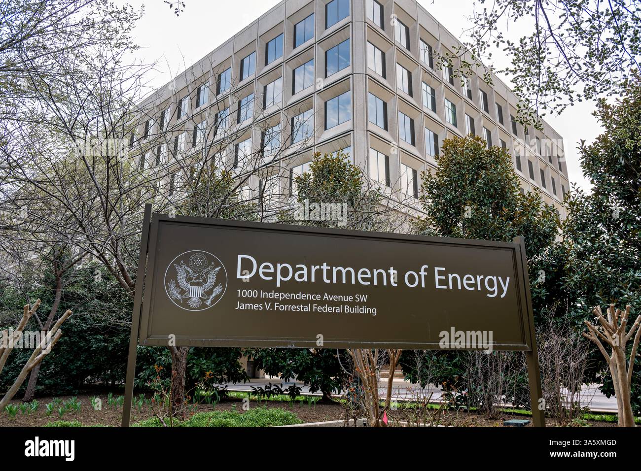 WASHINGTON DC – das James Forrestal Building, Hauptquartier des US-Energieministeriums, befindet sich im Südwesten von Washington DC. Das moderne Gebäude wurde 1969 von den Architekten Marcel Breuer und Herbert Beckhard entworfen und nach James Forrestal, dem ersten Verteidigungsminister der Vereinigten Staaten, benannt. Das massive Betongebäude erstreckt sich über zwei Häuserblocks entlang der Independence Avenue und beherbergt etwa 4.000 Mitarbeiter des Energieministeriums. Stockfoto