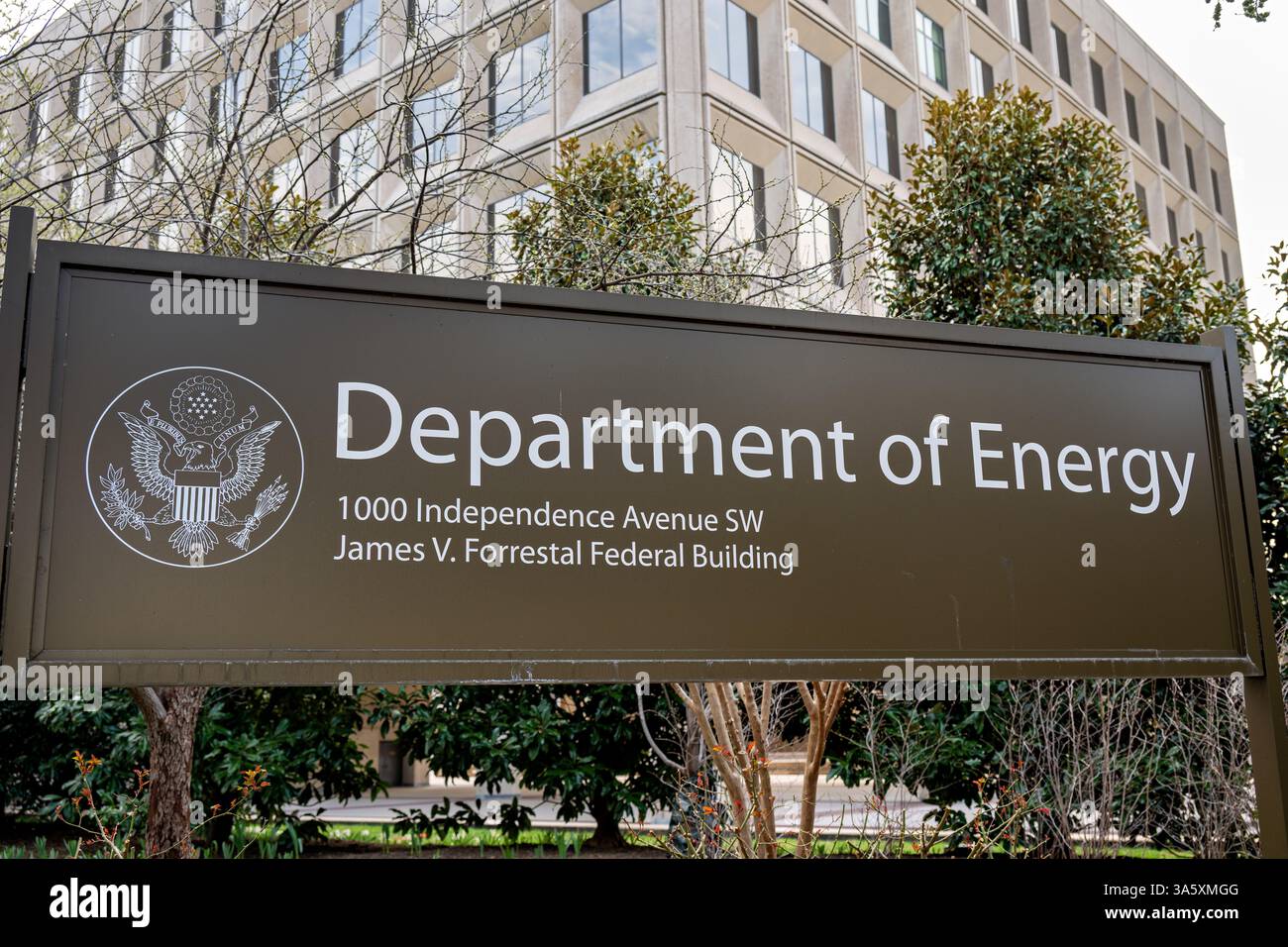 WASHINGTON DC – das James Forrestal Building, Hauptquartier des US-Energieministeriums, befindet sich im Südwesten von Washington DC. Das moderne Gebäude wurde 1969 von den Architekten Marcel Breuer und Herbert Beckhard entworfen und nach James Forrestal, dem ersten Verteidigungsminister der Vereinigten Staaten, benannt. Das massive Betongebäude erstreckt sich über zwei Häuserblocks entlang der Independence Avenue und beherbergt etwa 4.000 Mitarbeiter des Energieministeriums. Stockfoto