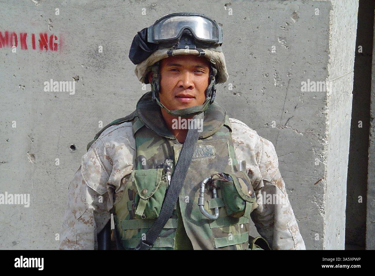 17. Oktober 2004; k.A., Irak; bekannt für sein Lächeln, posiert Lance CPL. JUNE N. RAMOS, ein Infanteriker mit 1. Bataillon, 2. Marines, den Spitznamen „Kriegermönch“, bevor er auf Patrouille geht. Stockfoto