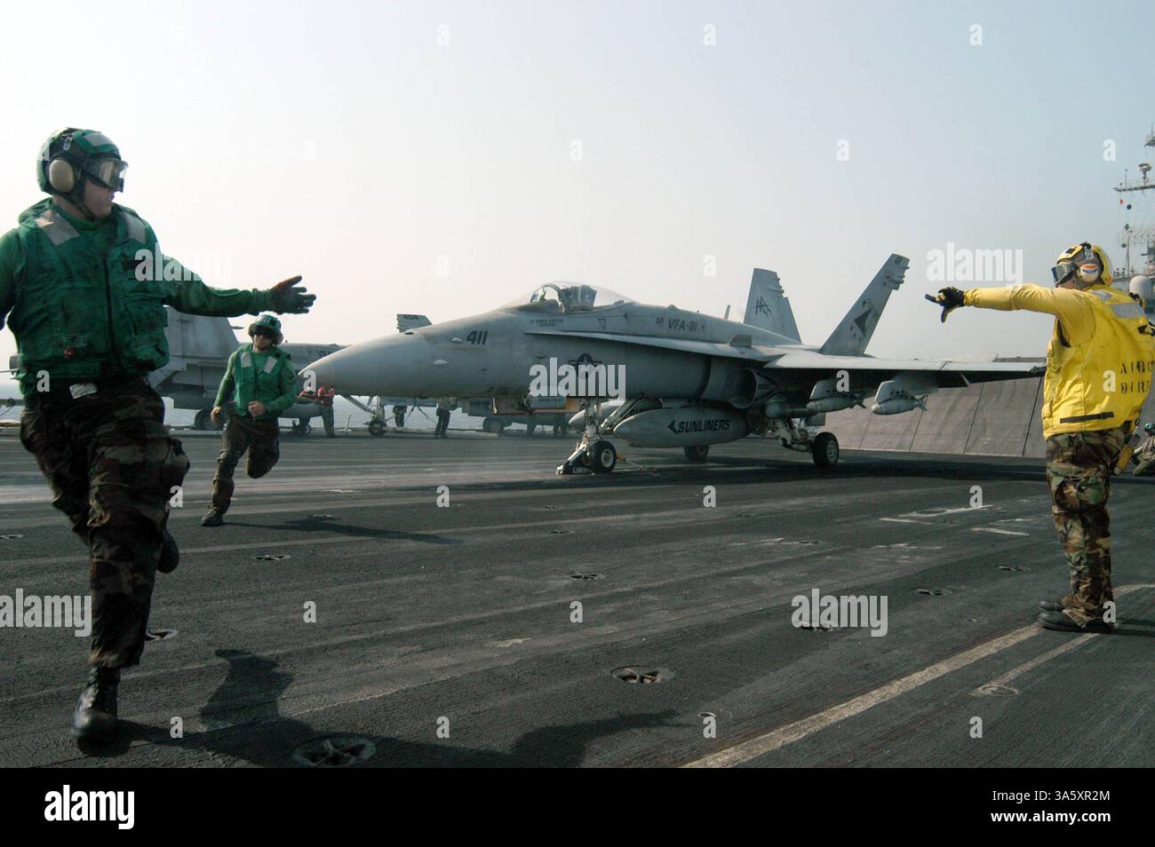 22. Oktober 2004; auf See; Arabischer Golf (22. Oktober 2004) – eine F/A-18C Hornet, die den „Sunliner“ der Strike Fighter Squadron Eight One (VFA-81) zugewiesen ist, bereitet sich auf den Start vom konventionell angetriebenen Flugzeugträger USS John F. Kennedy (CV 67) vor. Das Flugzeug ist mit der neuesten satellitengesteuerten Bombe der Navy beladen, der GBU-38. Die GBU-38 ist eine 500 kg schwere Joint Direct Attack Munition (JDAM), die eine Standard-Mk-82-Bombe verwendet. Kennedy und Embed Carrier Air Wing Seventeen (CVW-17) werden zur Unterstützung der Operation Iraqi Freedom (OIF) in die 5th Fleet Area of Responsibility (AOR) entsandt. Stockfoto