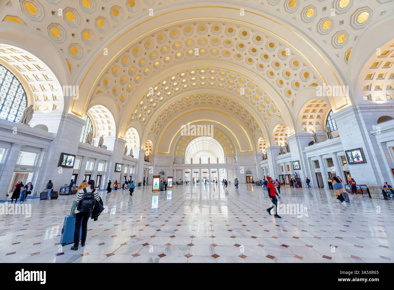 WASHINGTON DC – die Haupthalle der Union Station verfügt über eine spektakuläre gewölbte Gewölbedecke, die 96 Meter über dem Marmorboden ragt. Der vom Architekten Daniel Burnham im Beaux-Arts-Stil entworfene und 1908 fertiggestellte Raum wurde in den 1980er Jahren und 2016 umfassend restauriert, um seine neoklassischen Elemente wie vergoldete Kassen, klassische Statuen und kunstvolle dekorative Details zu erhalten. Ursprünglich diente die Halle als Hauptwartbereich für Bahnreisende, heute dient sie als Verkehrsknotenpunkt und als Einzelhandelsziel und beherbergt etwa 40 Millionen Besucher Stockfoto