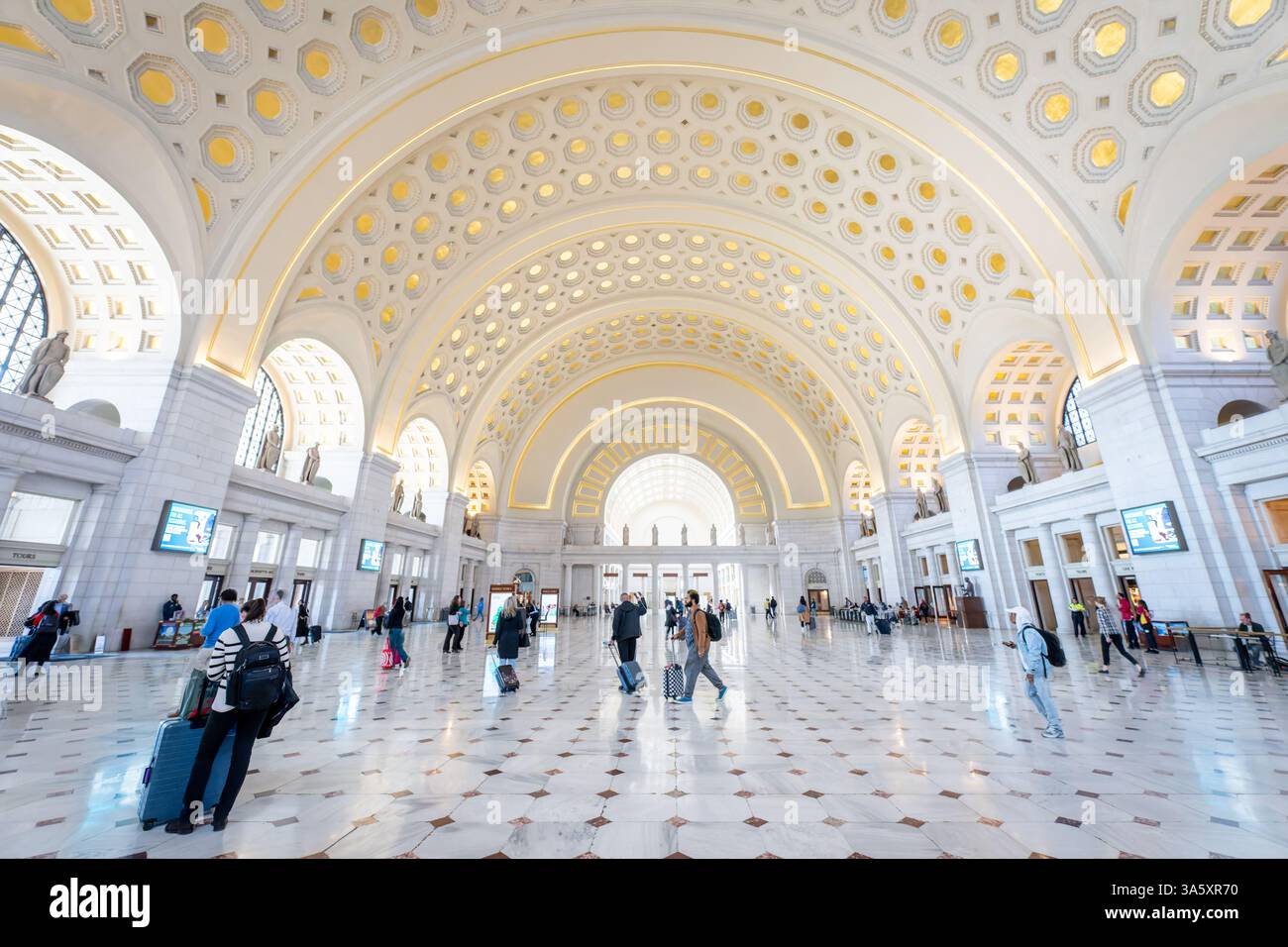 WASHINGTON DC – die Haupthalle der Union Station verfügt über eine spektakuläre gewölbte Gewölbedecke, die 96 Meter über dem Marmorboden ragt. Der vom Architekten Daniel Burnham im Beaux-Arts-Stil entworfene und 1908 fertiggestellte Raum wurde in den 1980er Jahren und 2016 umfassend restauriert, um seine neoklassischen Elemente wie vergoldete Kassen, klassische Statuen und kunstvolle dekorative Details zu erhalten. Ursprünglich diente die Halle als Hauptwartbereich für Bahnreisende, heute dient sie als Verkehrsknotenpunkt und als Einzelhandelsziel und beherbergt etwa 40 Millionen Besucher Stockfoto