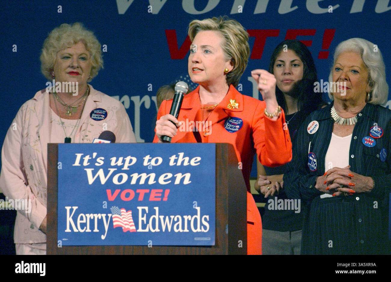 Oktober 2004; West Palm Beach, FL, USA; Senatorin HILLARY RODHAM CLINTON bei der Rallye Women's Early Vote Day im Harriet Himmel Gilman Theater in West Palm Beach, FL. Stockfoto