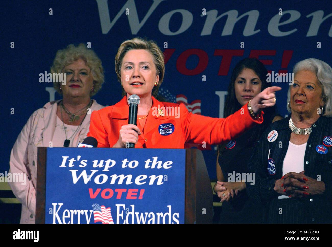 Oktober 2004; West Palm Beach, FL, USA; Senatorin HILLARY RODHAM CLINTON bei der Rallye Women's Early Vote Day im Harriet Himmel Gilman Theater in West Palm Beach, FL. Stockfoto