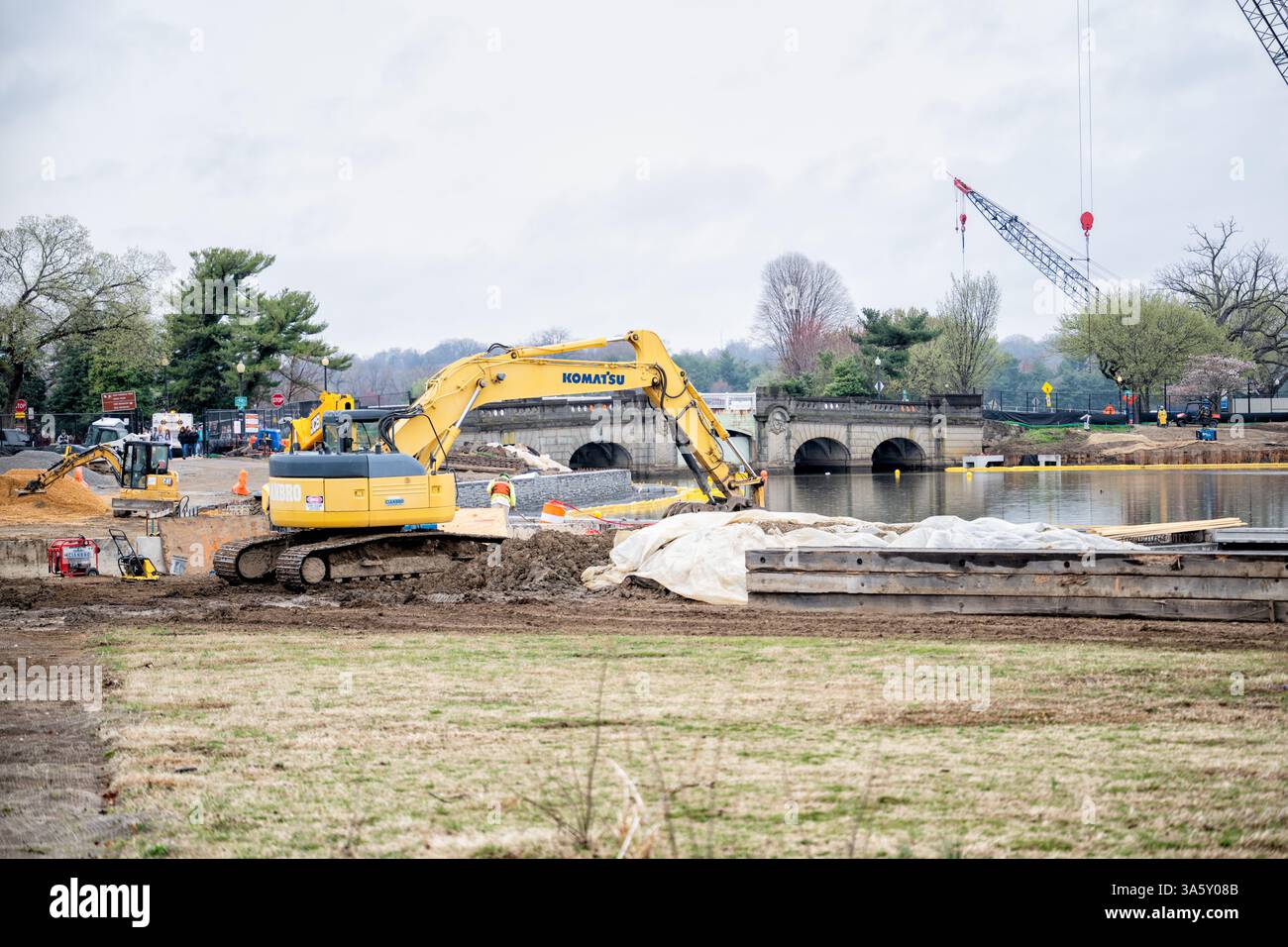 WASHINGTON DC – das Tidal Basin Seawall Reconstruction Project zeigt die laufenden Arbeiten in der südlichen Ecke des Tidal Basin am 24. März 2025. Die National Park Service Initiative befasst sich mit der erheblichen Verschlechterung und häufigen Überschwemmungen der historischen Ufermauer, die ursprünglich Anfang des 20. Jahrhunderts errichtet wurde. Dieses Projekt zur Instandsetzung der Infrastruktur zielt darauf ab, den Zugang zu den beliebten Wegen rund um das Tidal Basin zu erhalten und gleichzeitig die geschätzten Kirschbäume und Denkmäler der Gegend vor dem Eindringen von Wasser zu schützen. Stockfoto WASHINGTON DC – das Tidal Basin Seawall Reconstruction Project zeigt die laufenden Arbeiten in der südlichen Ecke des Tidal Basin am 24. März 2025. Die National Park Service Initiative befasst sich mit der erheblichen Verschlechterung und häufigen Überschwemmungen der historischen Ufermauer, die ursprünglich Anfang des 20. Jahrhunderts errichtet wurde. Dieses Projekt zur Instandsetzung der Infrastruktur zielt darauf ab, den Zugang zu den beliebten Wegen rund um das Tidal Basin zu erhalten und gleichzeitig die geschätzten Kirschbäume und Denkmäler der Gegend vor dem Eindringen von Wasser zu schützen. Stockfoto
