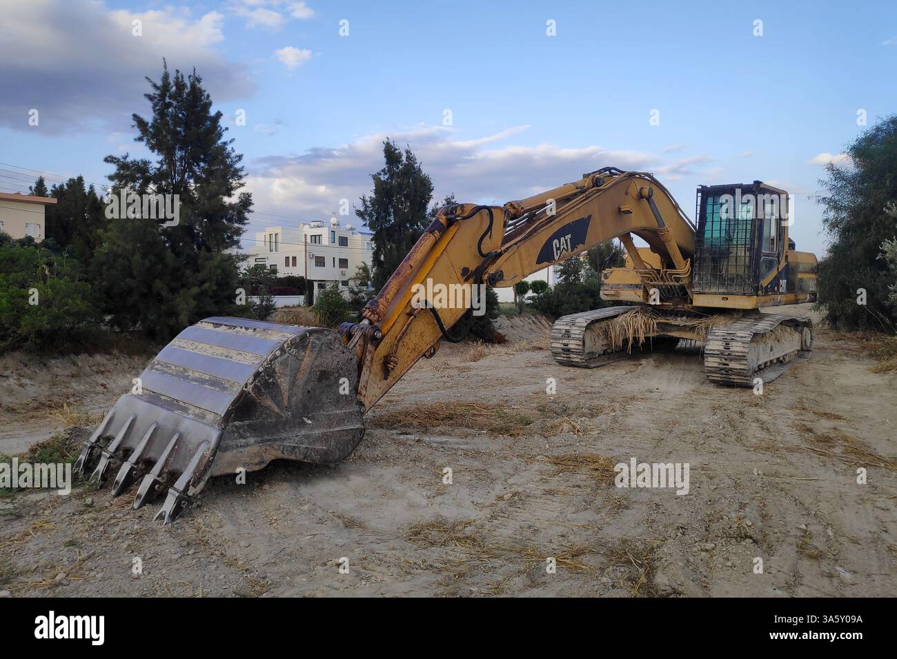Larnaca, Zypern – 24. Mai 2024: Der Caterpillar 325 ist ein mittelgroßer Hydraulikbagger von Caterpillar Inc Stockfoto