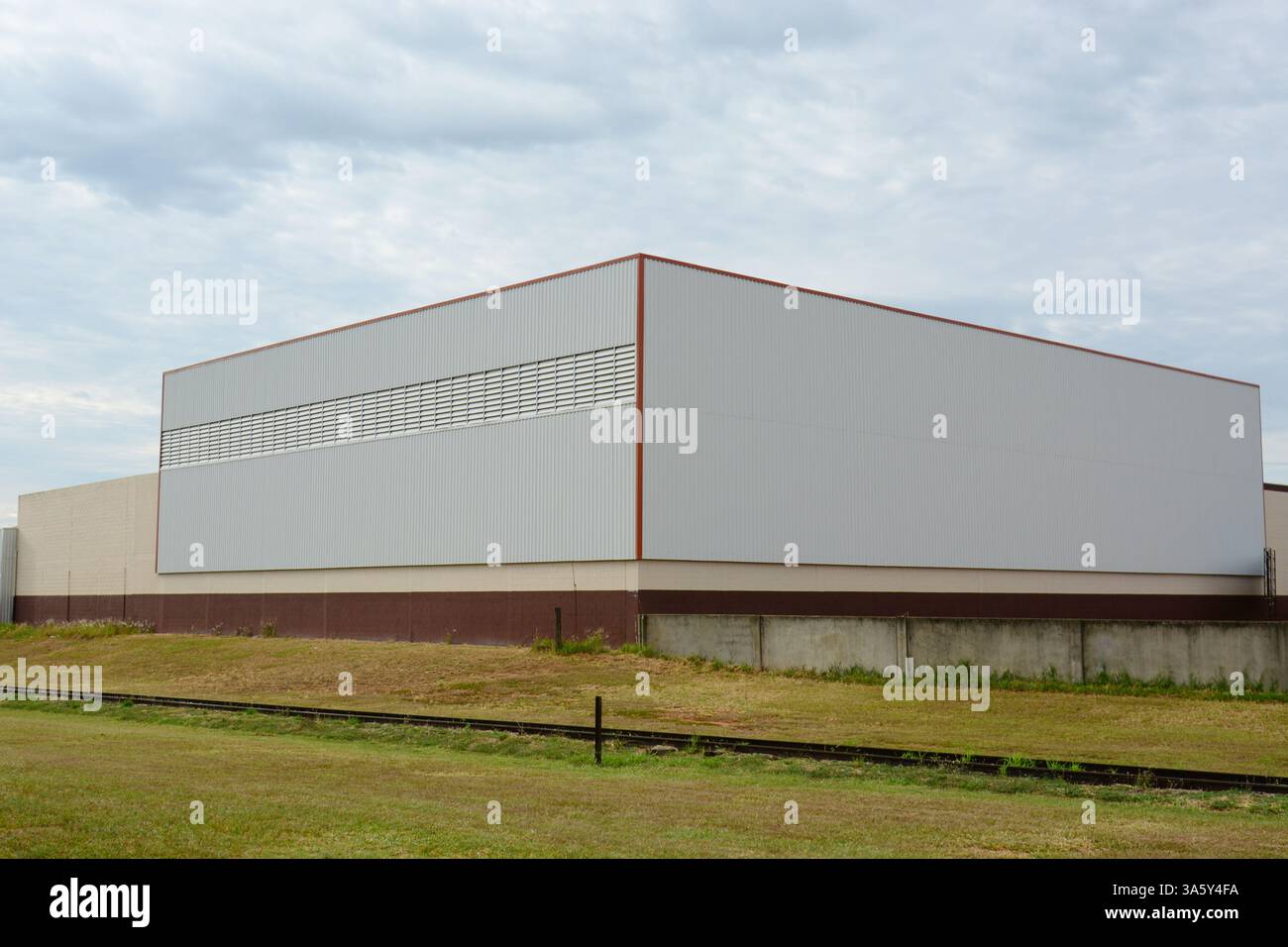 Industrie mit großer Metallarchitektur von der Seite mit Blick von hinten Stockfoto