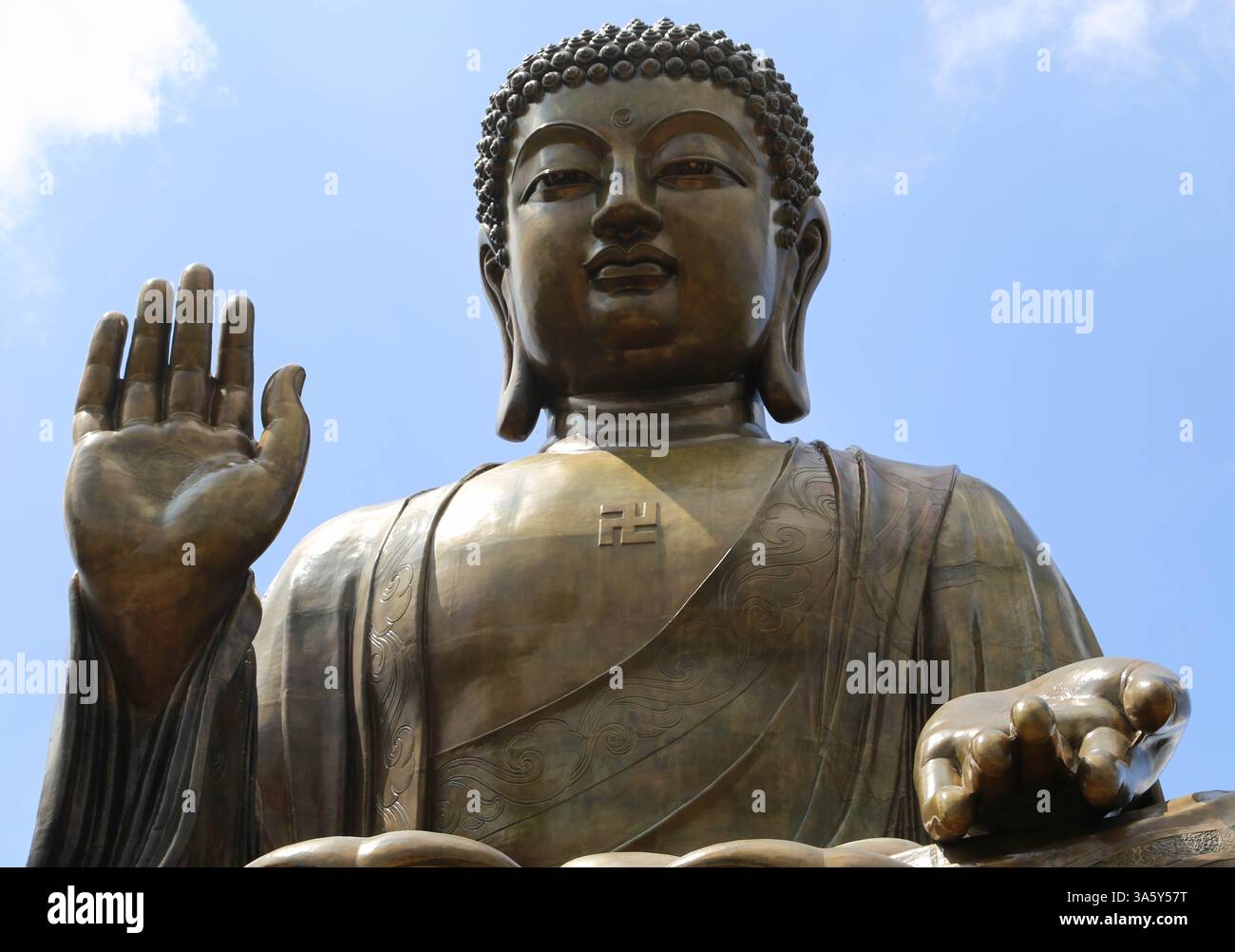Nahaufnahme des Gesichts und der Hände des Tian Tan Buddhas in Meditationsposition auf Lantau Island (Hongkong) - 13. September 2024 Stockfoto