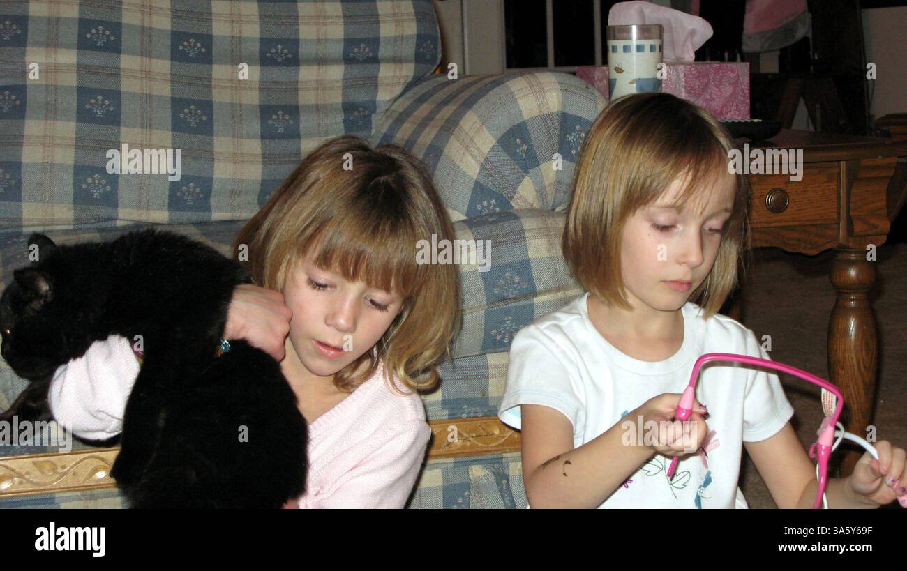 14. Dezember 2007: Celeste Ferrando (links) und Teagan Brown (beide 6) spielen am 14. Dezember 2007 in Celeste's Haus in Fort Wayne, Indiana. Beide haben eine seltene Krampfanfallsstörung namens Dravet-Syndrom. Die Eltern der Mädchen verbreiten das Wort, dass die Störung unterdiagnostiziert ist. (Jennifer L. Boen/Fort Wayne News-Sentinel/MCT) (Bild: © Jennifer L. Boen/MCT/ZUMAPRESS.com) Stockfoto