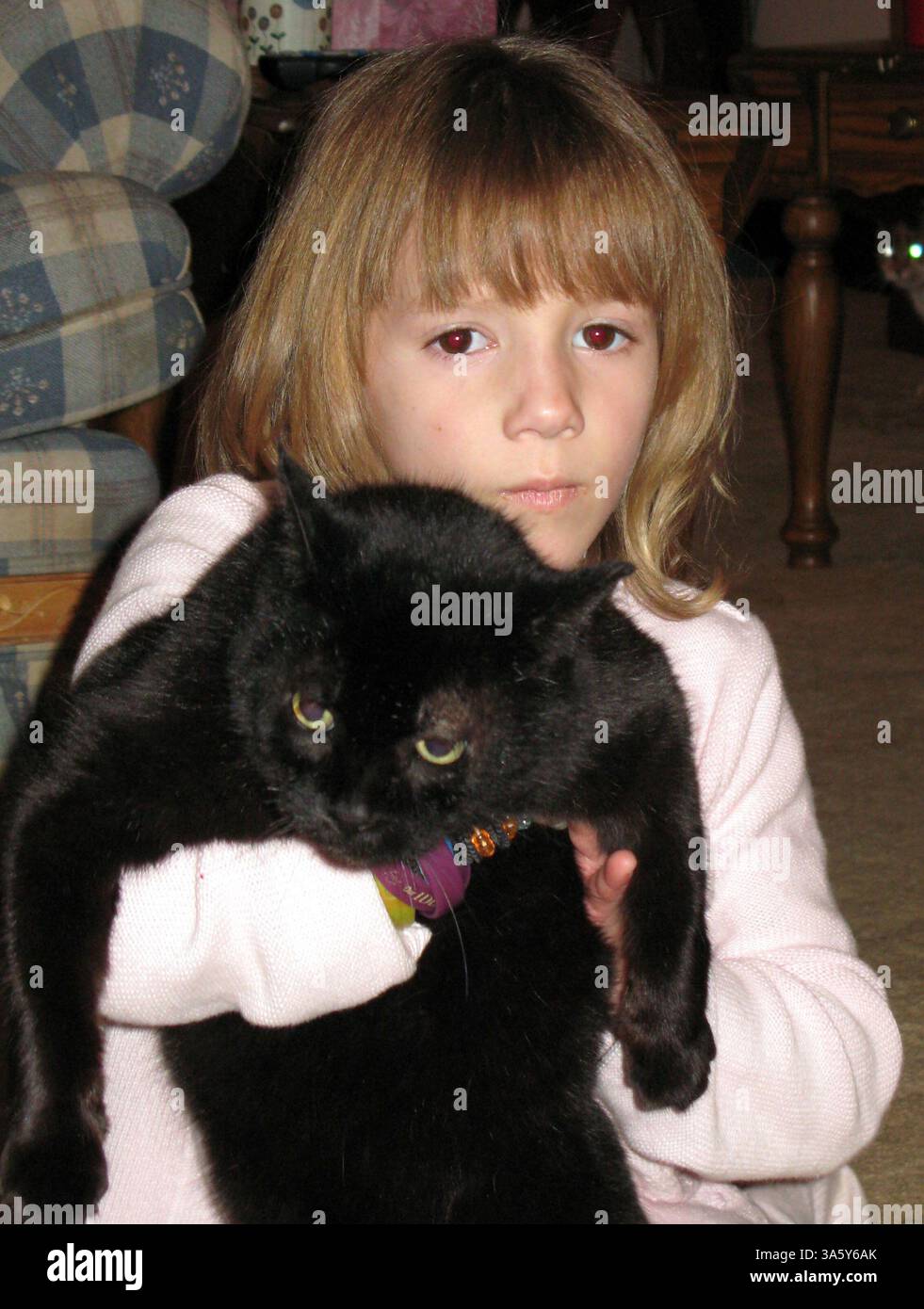 14. Dezember 2007: Celeste Ferrando, 6, hält die Familienkatze am 14. Dezember 2007 in Fort Wayne, Indiana. Celeste ist eines von zwei Kindern in Fort Wayne, bei denen eine genetische Krampfanfallserkrankung namens Dravet-Syndrom diagnostiziert wurde. (Jennifer L. Boen/Fort Wayne News-Sentinel/MCT) (Bild: © Jennifer L. Boen/MCT/ZUMAPRESS.com) Stockfoto