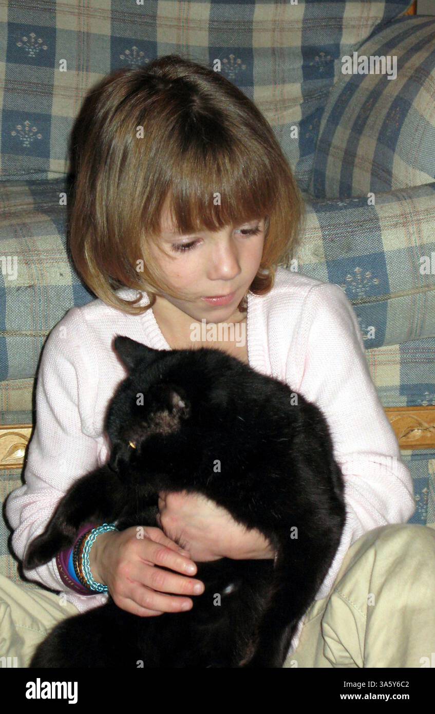 14. Dezember 2007: Celeste Ferrando, 6, hält die Familienkatze am 14. Dezember 2007 in Fort Wayne, Indiana. Bei Celeste wurde eine genetische Krampfanfallsstörung namens Dravet-Syndrom diagnostiziert. Das Medikament, das ihre Anfälle am besten kontrolliert, muss in Frankreich bestellt werden und kostet $8,50 pro Tablette. (Jennifer L. Boen/Fort Wayne News-Sentinel/MCT) (Bild: © Jennifer L. Boen/MCT/ZUMAPRESS.com) Stockfoto