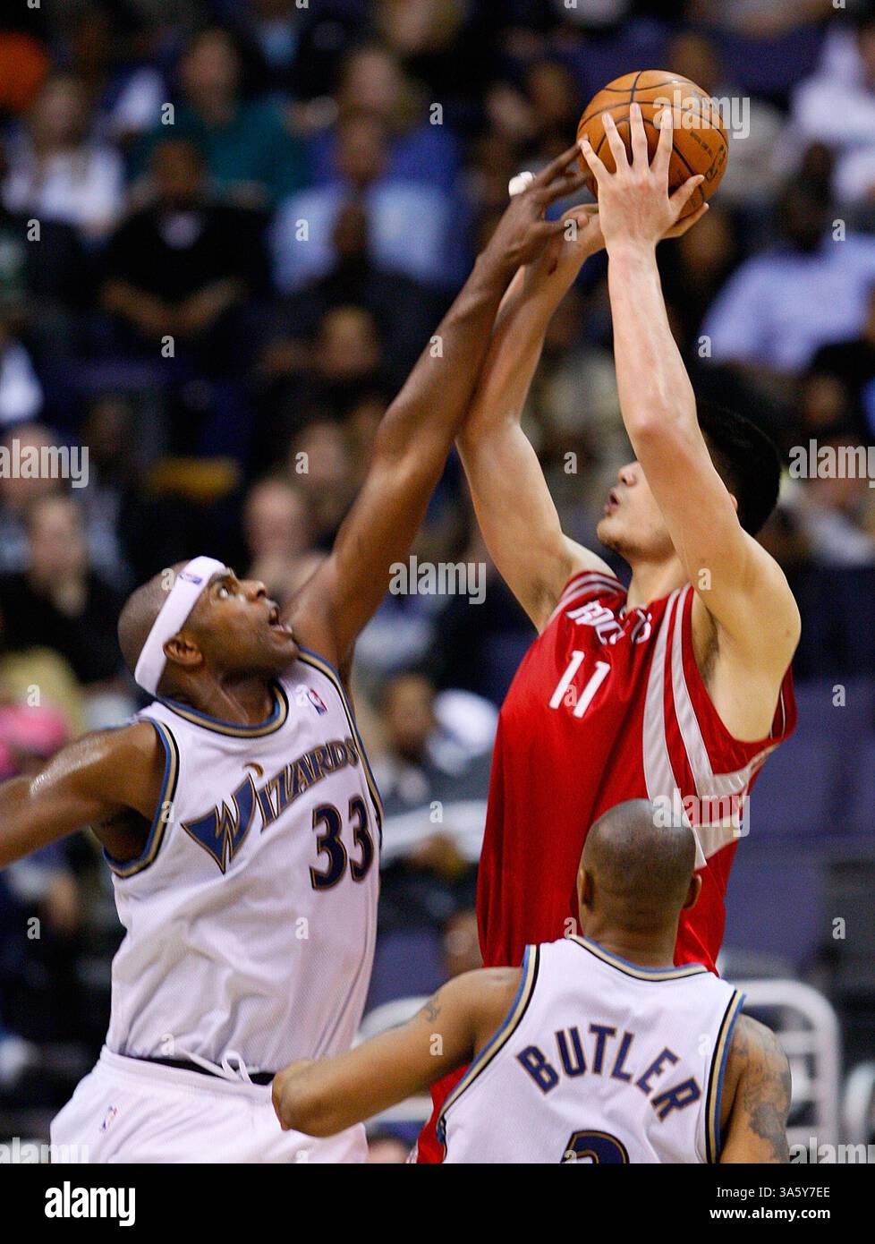 8. Januar 2008: Washington Wizards Brendan Haywood (33) bekämpft Houston Rockets Yao Ming (11) während ihres Spiels im Verizon Center in Washington, D.C. am Dienstag, 8. Januar, 2008. Houston besiegte Washington mit 92:84. (Harry E. Walker/MCT) (Foto: © Harry E. Walker/MCT/ZUMAPRESS.com) Stockfoto