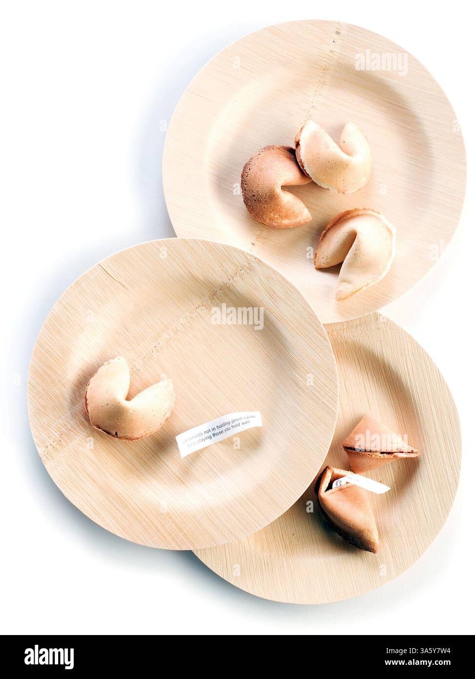 Jan. 2008 – die Furnierplatten von Bambu sind als umweltfreundliche Alternative zu Papierplatten gedacht, obwohl es uns schwer fällt, sie nach einer Verwendung zu werfen. Sie bestehen zu 100 % aus biologischem Bambus ohne Bleichmittel oder Farbstoffe und werden in vier bis sechs Monaten biologisch abgebaut. Sie sind in 7-, 9- und 11-Zoll-Ausführungen im Achtelpack erhältlich. Erhältlich auf Whole Foods Market, Cost Plus World Market oder online unter www.surlatable.com. Die Preise variieren zwischen $6 und $12. (Ross Hailey/Fort Worth Star-Telegram/MCT) (Kreditbild: © Ross Hailey/MCT/ZUMAPRESS.com) Stockfoto