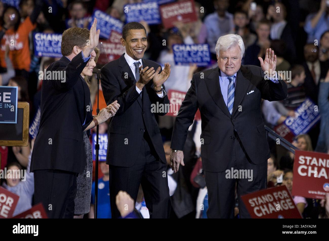 28. Januar 2008 - demokratischer Präsident hoffnungsvoll, Senator Barack Obama, D-Ill., steht bei Senator Ted Kennedy, D-Mass., rechts, Rep. Patrick Kennedy, D-R.I. Linke und Caroline Kennedy, Tochter des verstorbenen Präsidenten John F. Kennedy, Zweiter von links, während einer Kundgebung für Obama an der American University am Montag, den 28. Januar 2008 in Washington. Die prominente politische Familie der Demokratischen Partei unterstützte Obama am Montag als Präsident, und Senator Edward Kennedy nannte ihn einen "Mann mit außergewöhnlichen Geschenken an Führung und Charakter", einen würdigen Erben seines ermordeten Bruders. (Chuck Kennedy/MCT) (Credit im Stockfoto