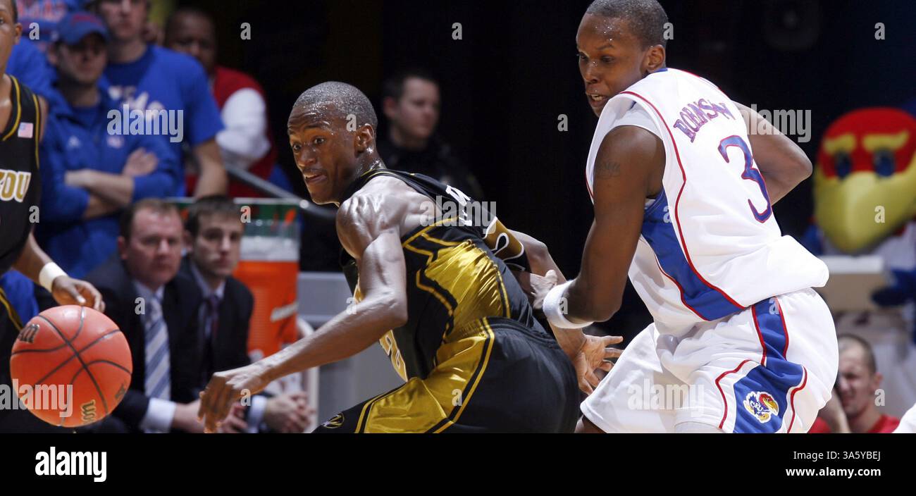 5. Februar 2008: Kansas' Russell Robinson, rechts, gibt den Ball vor Missouri's Keon Lawrence während der ersten Halbzeit in Lawrence, Kansas, am Montag, 4. Februar 2008. (Rich Sugg/Kansas City Star/MCT) (Kreditbild: © Rich Sugg/MCT/ZUMAPRESS.com) Stockfoto