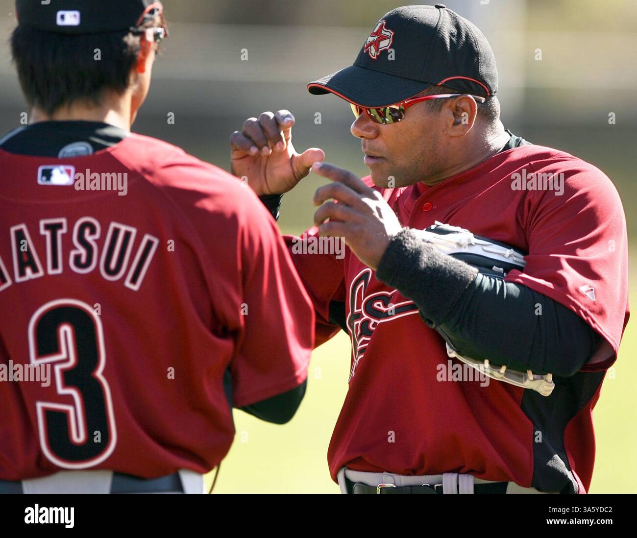 20. Februar 2008: Houston Astros Infield Miguel Tejada, rechts, unterhält sich mit seinem Teamkollegen Kazuo Matsui, links, während eines Trainingstrainings im Osceola County Stadium in Kissimmee, Florida, Dienstag, 19. Februar 2008. (Stephen M. Dowell/Orlando Sentinel/MCT) (Kreditbild: © Stephen M. Dowell/MCT/ZUMAPRESS.com) Stockfoto