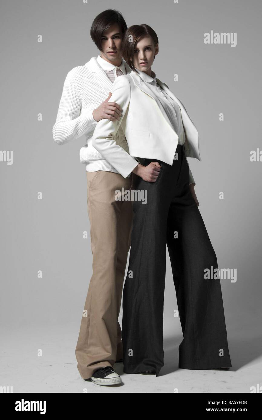 26. Februar 2008 - auf ihn, Balenciaga Weitbein-Hose aus Baumwoll-Twill, $475, Barneys New York, mit J.. Lindeberg zweireihige, handgestrickte Strickjacke, 185 $, www.jlindeberg.com $ für den Einzelhandel, und Shipley & Halmos gestreiftes Poloshirt, 98 $, www.shipley-halmos.com $. John Varvatos für Converse Studded High-Tops, $125, Barneys New York..on her, 18th Amendment Denim Hose, $275, Boutiquen und ausgewählte Kaufhäuser, einschließlich Nordstrom, mit Twenty8Twelve Shrunken Blazer, $455, www.twenty8twelve.com, und Rag & Bone Baumwollbluse, $285, www.rag-bone.com. Prada Gladiatorensandalen, $495, Barneys New York. (Stau Stockfoto
