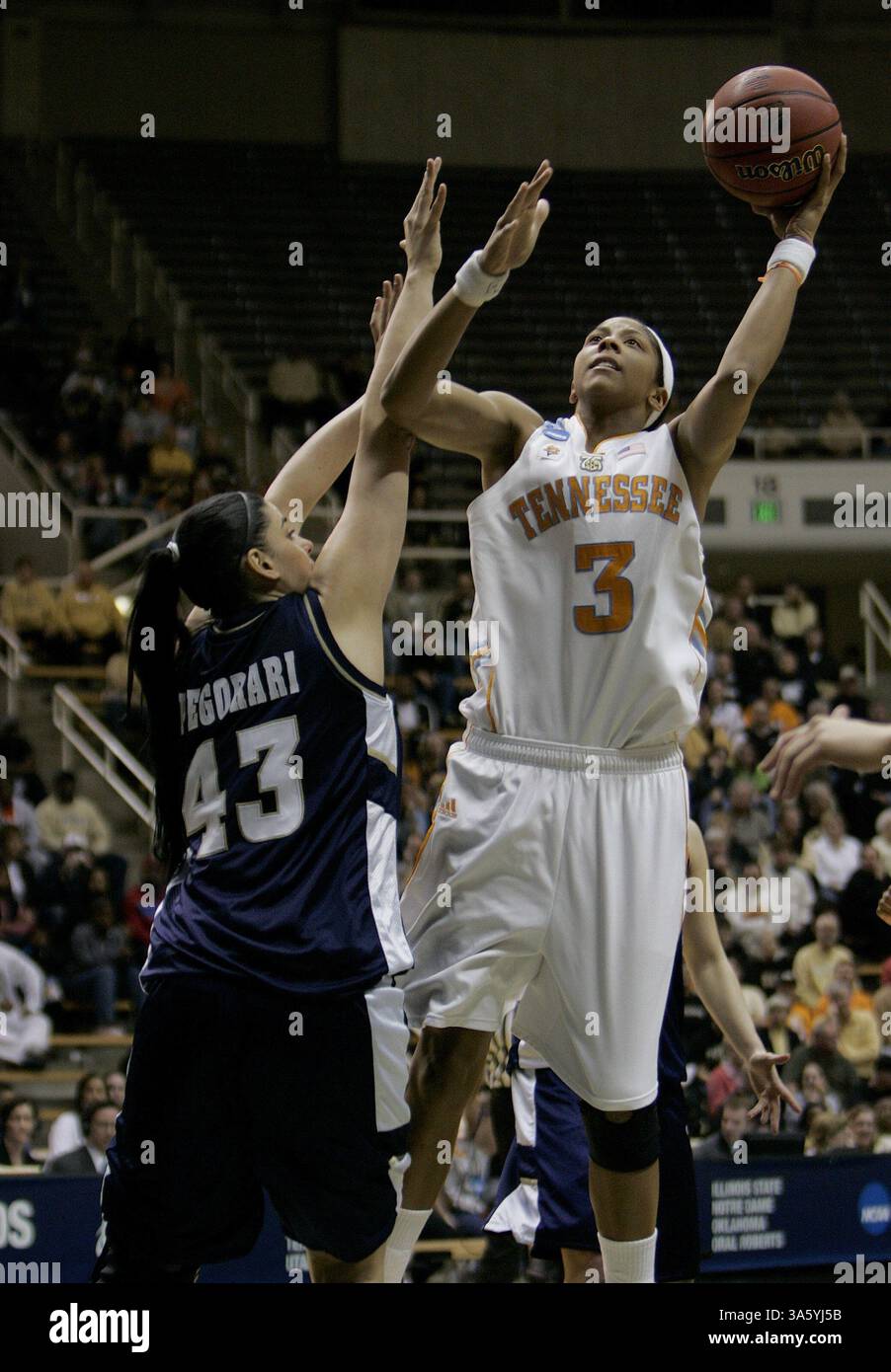 23. März 2008: Candace Parker (3) aus Tennessee schießt in der ersten Runde des NCAA-Basketballturniers in der Mackey Arena in West Lafayette, Indiana, am Sonntag, den 23. März 2008 gegen Monah Pegorari (43) der Oral Roberts University. (Terrence Antonio James/Chicago Tribune/MCT) (Foto: © Terrence Antonio James/MCT/ZUMAPRESS.com) Stockfoto