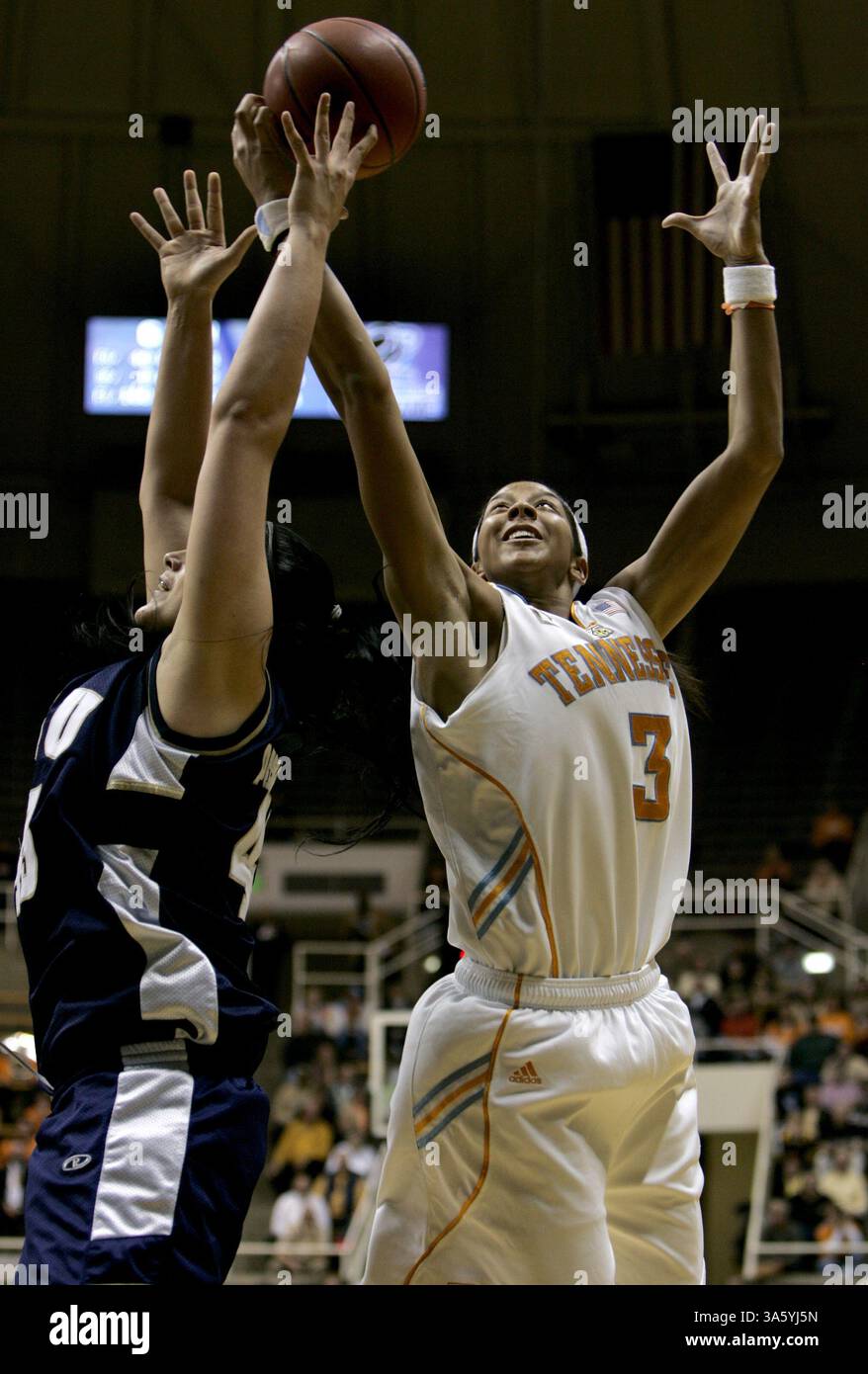 23. März 2008: Candace Parker (3) aus Tennessee kämpft in der ersten Runde des NCAA-Basketballturniers in der Mackey Arena in West Lafayette, Indiana, gegen Monah Pegorari (43) 2008 der Oral Roberts University. (Terrence Antonio James/Chicago Tribune/MCT) (Foto: © Terrence Antonio James/MCT/ZUMAPRESS.com) Stockfoto