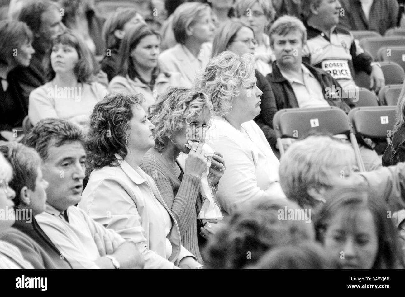 FAST FOOD, ROD STEWART CONCERT, 2002: Woman Eating Fast Food beim Rod Stewart Concert in Cardiff, Wales, Großbritannien im Juli 2002. Foto: Rob Watkins Stockfoto