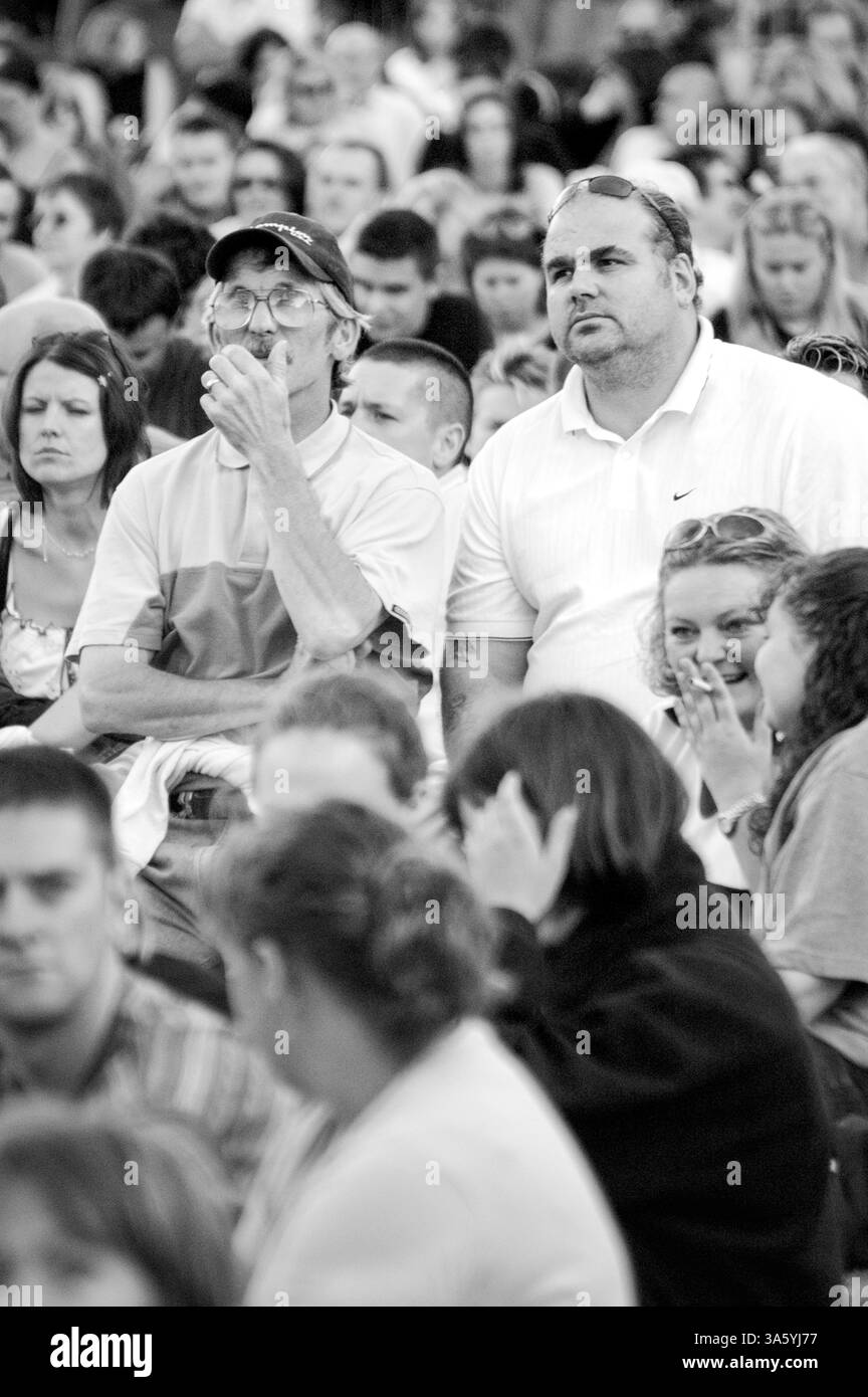CROWD WAIT, ROD STEWART CONCERT, 2002: Crowd Wait for the Rock Star beim Bryan Adams Concert in Cardiff, Wales, Großbritannien im Juli 2002. Foto: Rob Watkins Stockfoto