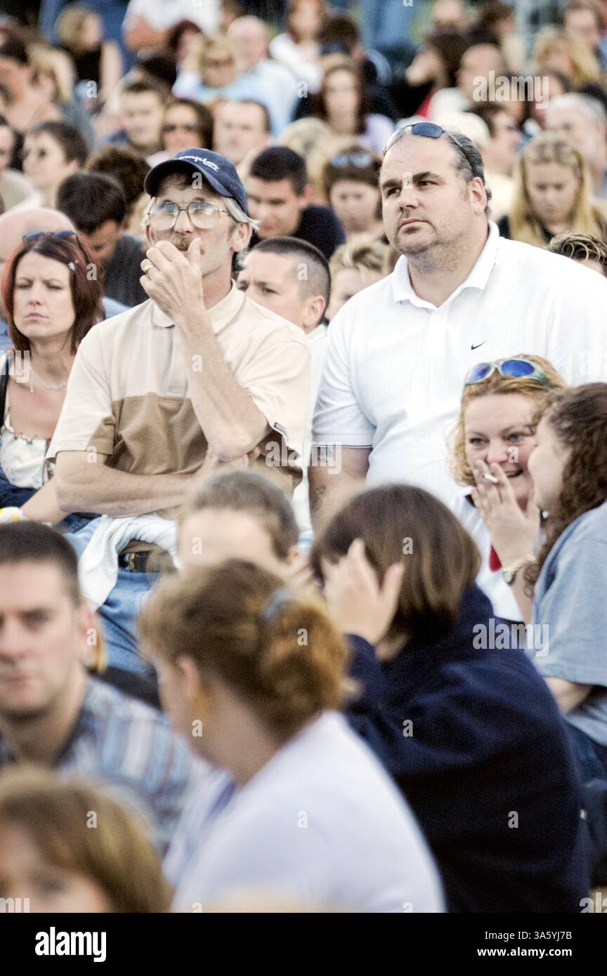 CROWD WAIT, ROD STEWART CONCERT, 2002: Crowd Wait for the Rock Star beim Bryan Adams Concert in Cardiff, Wales, Großbritannien im Juli 2002. Foto: Rob Watkins Stockfoto