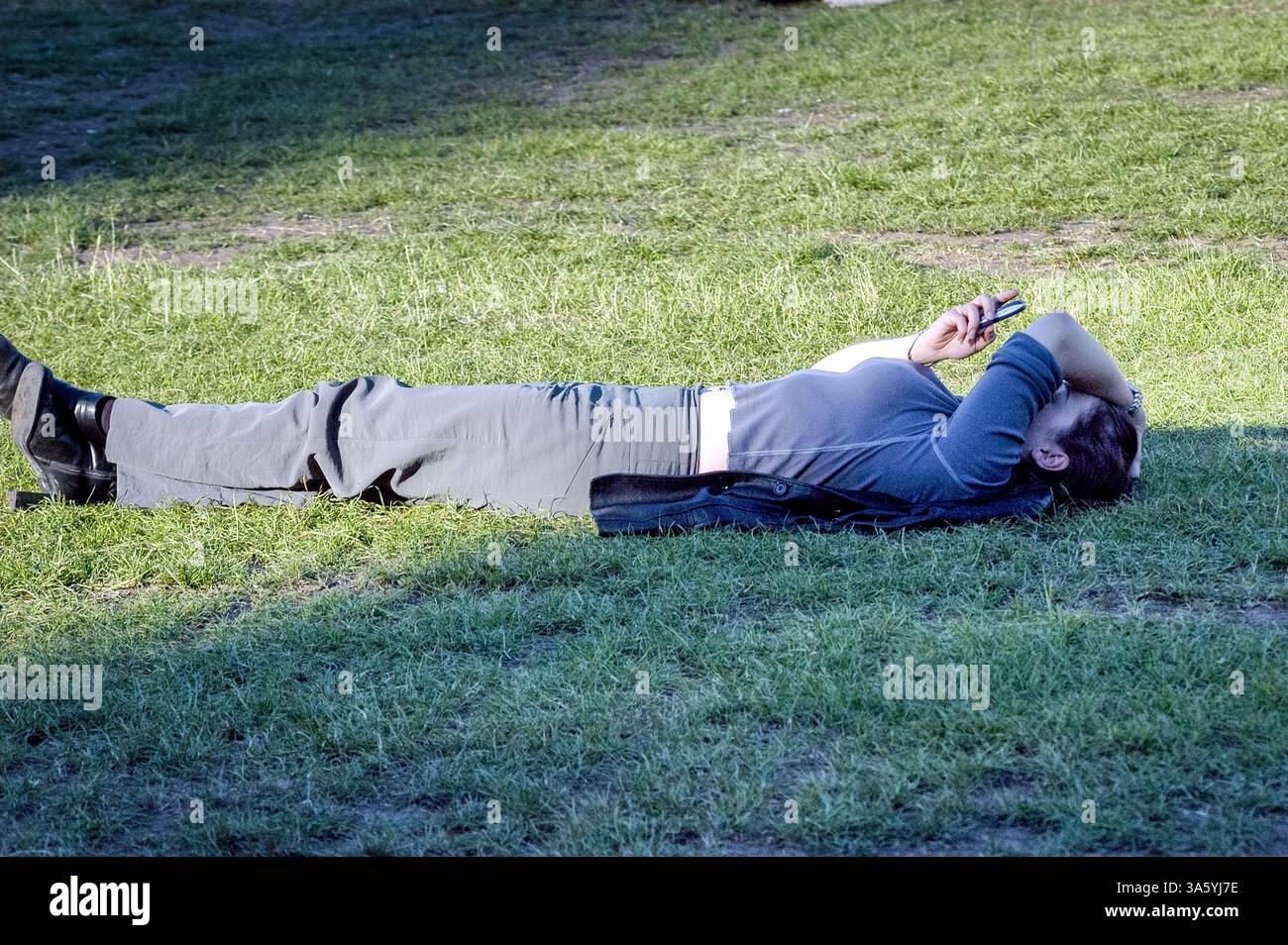 EARLY HANDY, READING TEXTS, ARCHIVE, 2002: Mädchen liest Textnachrichten bei einem Bryan Adams Konzert in Cardiff, Wales, Großbritannien im Juli 2002. Foto: Rob Watkins Stockfoto