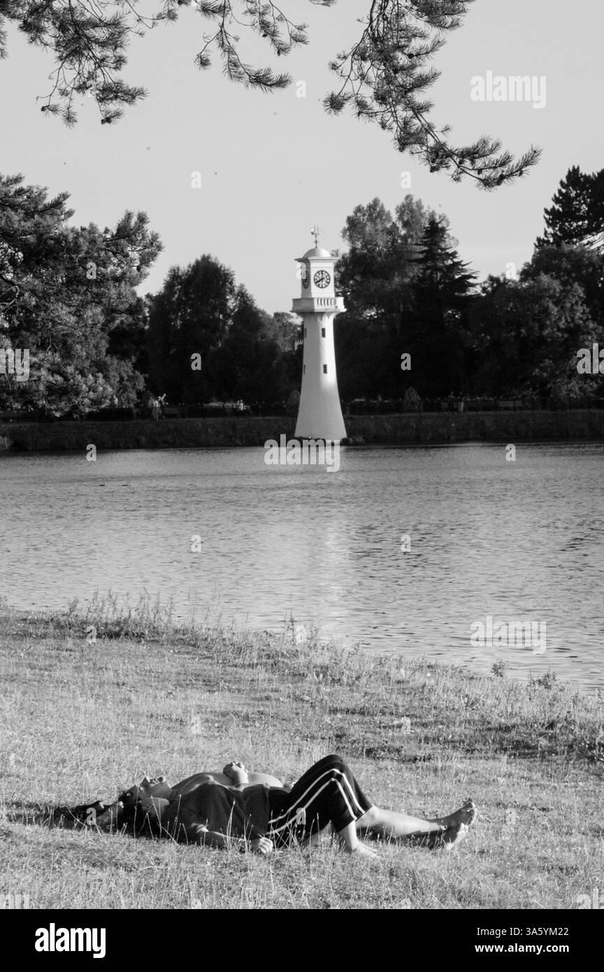PAAR, ROATH PARK LAKE, SOMMERABEND, ENTSPANNUNG, ROATH PARK, CARDIFF, WALES, ARCHIV, 2002: Menschen, die sich im Spätsommer im Roath Park, Cardiff, Wales, Großbritannien im September 2002 entspannen. Foto: Rob Watkins Stockfoto