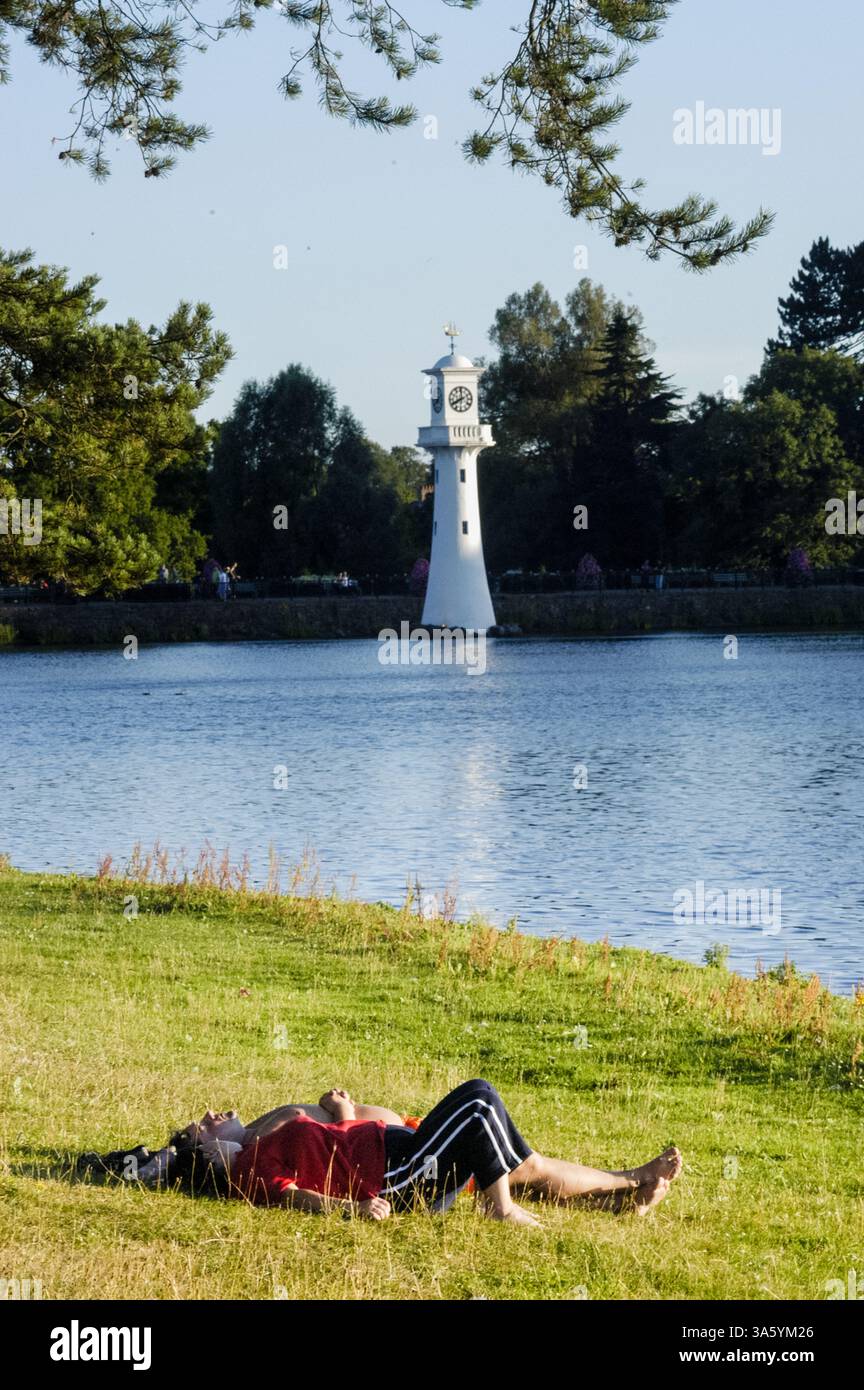 PAAR, ROATH PARK LAKE, SOMMERABEND, ENTSPANNUNG, ROATH PARK, CARDIFF, WALES, ARCHIV, 2002: Menschen, die sich im Spätsommer im Roath Park, Cardiff, Wales, Großbritannien im September 2002 entspannen. Foto: Rob Watkins Stockfoto
