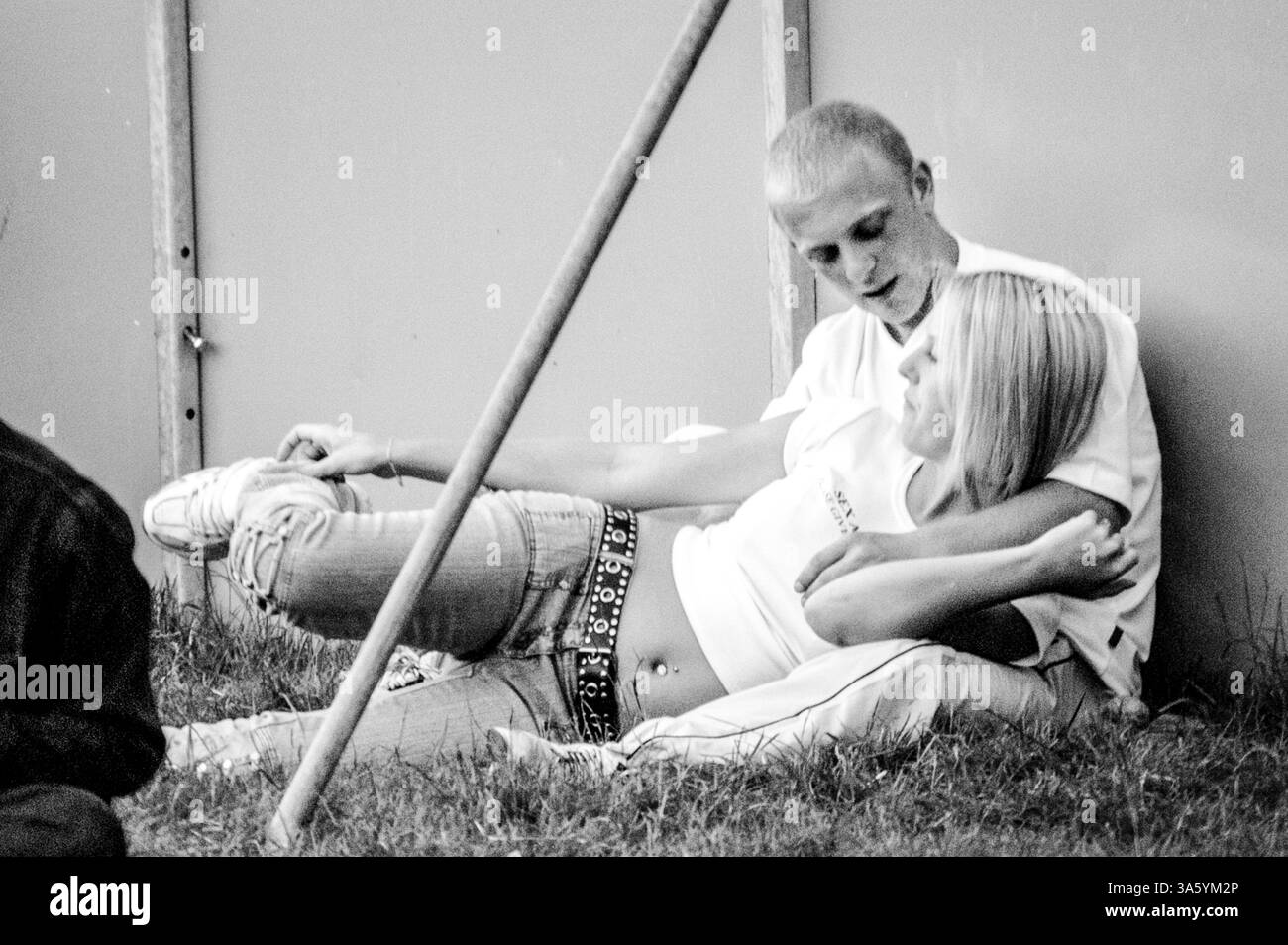 ROMANTISCHES PAAR, KONZERT, 2002: Aomantic Couple bei einem Bryan Adams Konzert in Cardiff, Wales, Großbritannien im Juli 2002 Foto: Rob Watkins Stockfoto