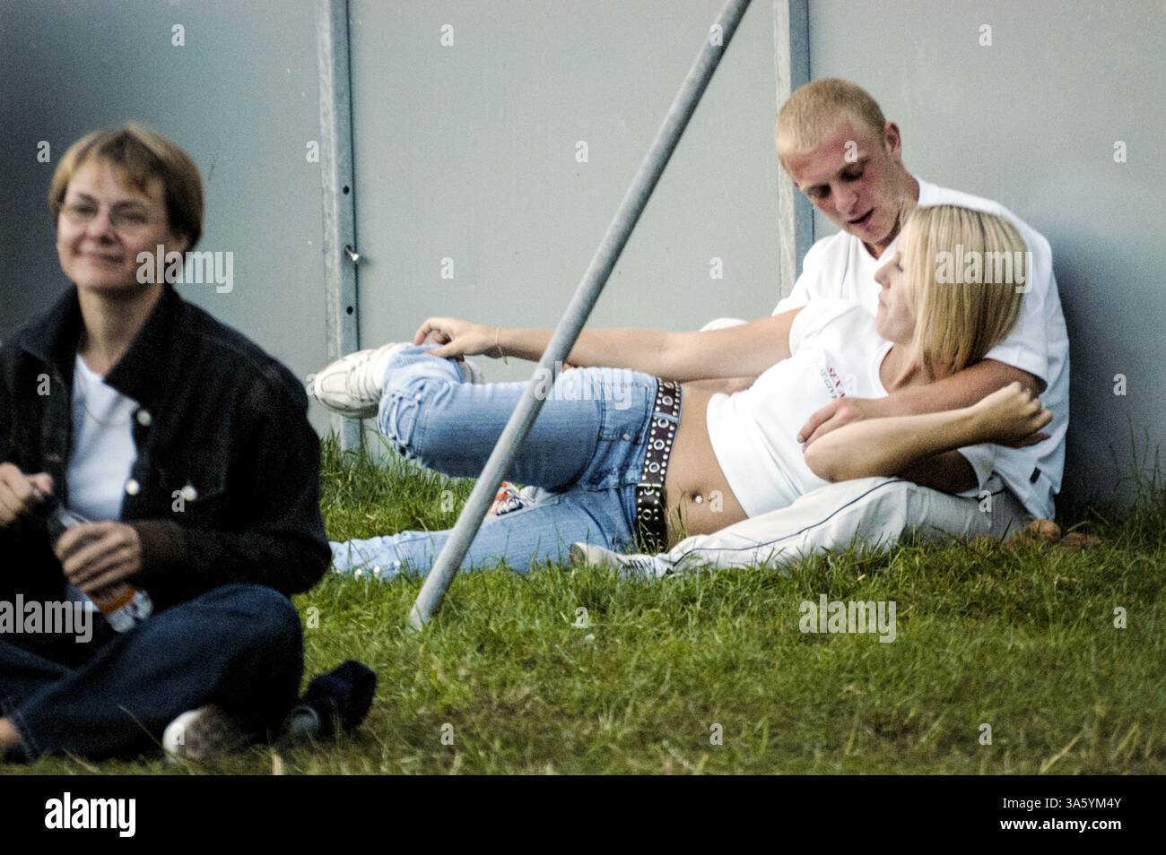 ROMANTISCHES PAAR, KONZERT, 2002: Aomantic Couple bei einem Bryan Adams Konzert in Cardiff, Wales, Großbritannien im Juli 2002 Foto: Rob Watkins Stockfoto