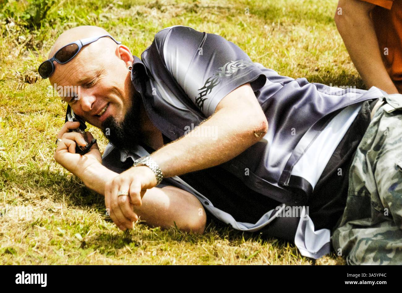 CLAM PHONE, SRCHIVE, WALES, 2002: Ein Mann, der 2003 auf seinem Clam Phone in Wales im Gras relaxt. Foto: Rob Watkins Stockfoto