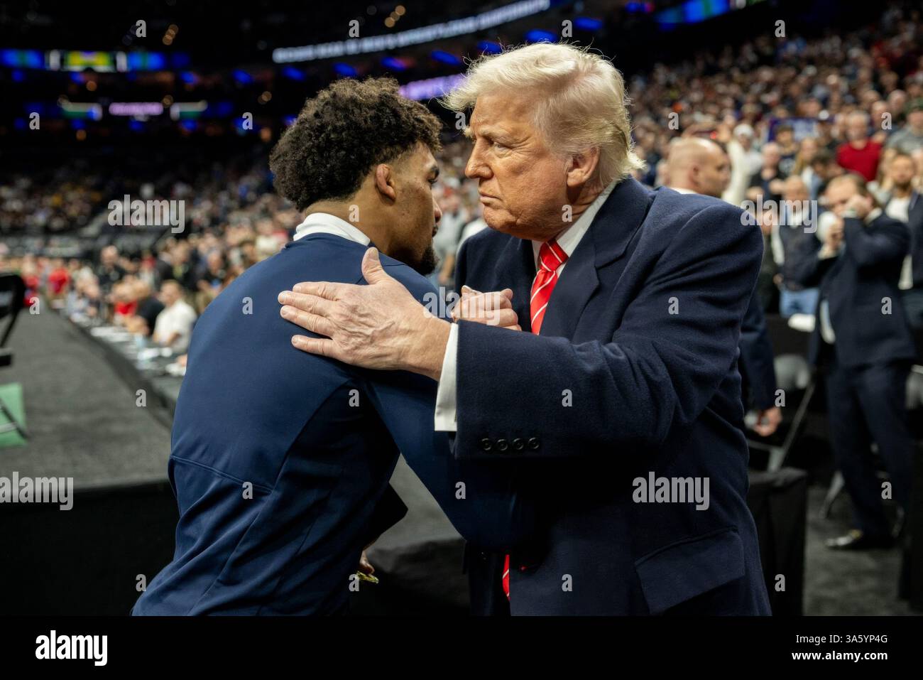 Philadelphia, Usa. März 2025. U. US-Präsident Donald Trump begrüßt College-Wrestler Stephen Buchanan von der University of Iowa Hawkeyes, nachdem er die 197-Pfund-Kategorie bei den NCAA Division I Wrestling Championships 2025 im Wells Fargo Center am 22. März 2025 in Philadelphia, Pennsylvania gewonnen hatte. Quelle: Daniel Torok/White House Photo/Alamy Live News Stockfoto