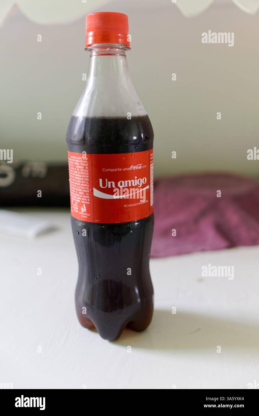 Coca Cola Bottel mit UN Amigo Etikett als Option in der Verkaufskampagne mit verschiedenen Vornamen auf den Flaschenetiketten Stockfoto