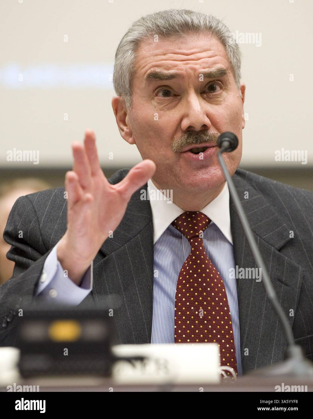 19. Juni 2008 – Baruch Fellner, Partner bei Gibson, Dunn & Crutcher, LLP und Vertreter der US-Handelskammer, sagt bei einer Anhörung des House Committee aus, um die Einschüchterung von Arbeitnehmern zu untersuchen, um am Donnerstag, den 19. Juni 2008 in Washington, DC, Verletzungen und Krankheiten am Arbeitsplatz nicht zu melden. (Rafael Suanes/MCT) (Bild: © Rafael Suanes/MCT/ZUMAPRESS.com) Stockfoto