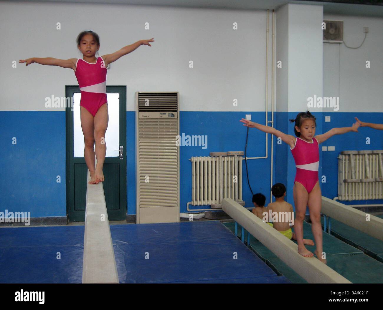 16. Juli 2008 – Chinesische Turner beginnen ihre Karriere an der Shichahai Sports School in Peking und beginnen ihr Training frisch aus dem Kindergarten heraus. (Tim Johnson/MCT) (Kreditbild: © Tim Johnson/MCT/ZUMAPRESS.com) Stockfoto
