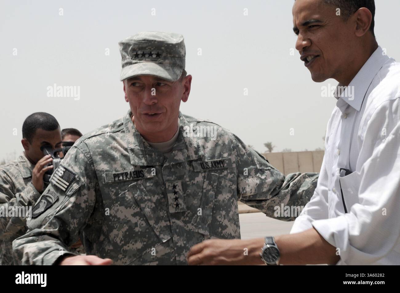 21. Juli 2008: General David H. Petraeus begrüßt Sen. Barack Obama bei seiner Ankunft am Bagdad International Airport, bevor sie in die Internationale Zone im Irak abfliegen. (SSG Lorie Jewell/US Army/MCT) (Bild: © SSG. Lorie Jewell/MCT/ZUMAPRESS.com) Stockfoto