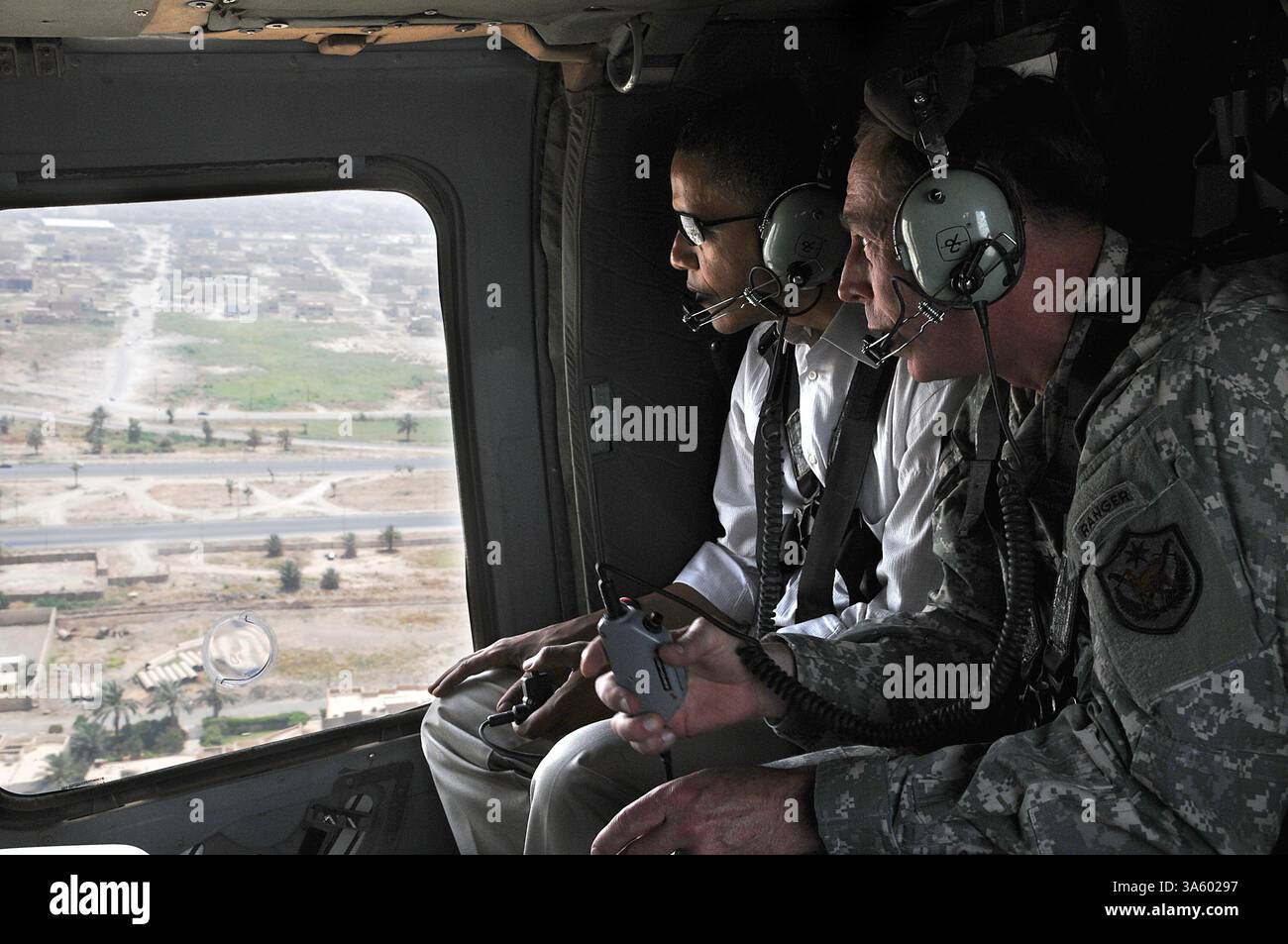 21. Juli 2008: General David H. Petraeus beschreibt Bagdad, wie sie am Montag, 21. Juli 2008 vom Flughafen Bagdad in die Internationale Zone fliegen. (SSG Lorie Jewell/US Army/MCT) (Bild: © SSG. Lorie Jewell/MCT/ZUMAPRESS.com) Stockfoto